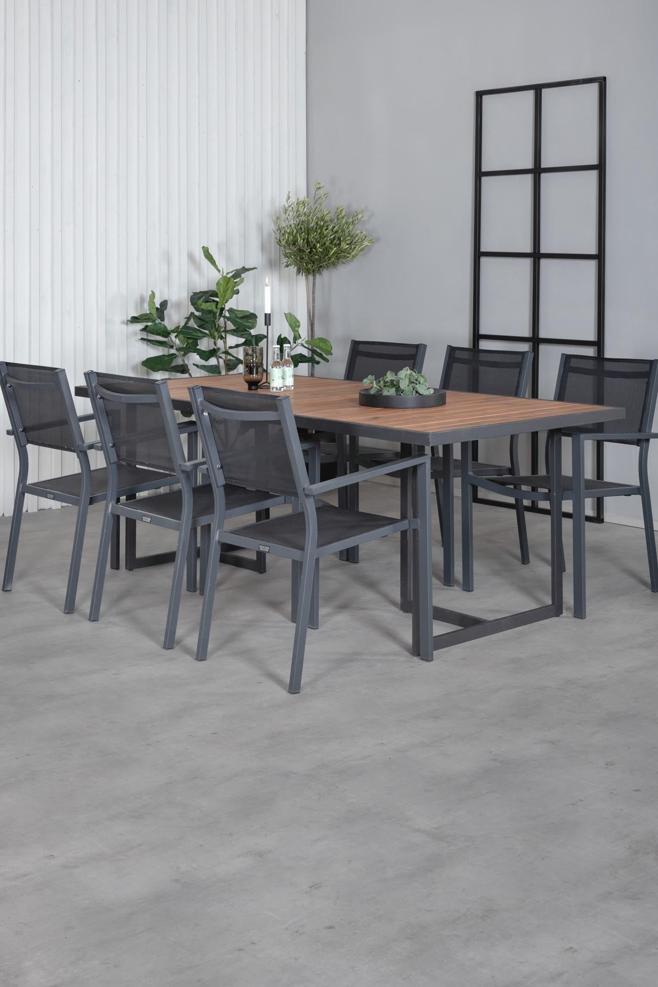 Elegantes Ess-Set aus Acacia-Holz, robust und stilvoll, mit bequemen Copacabana-Stühlen für gesellige Stunden im Freien.