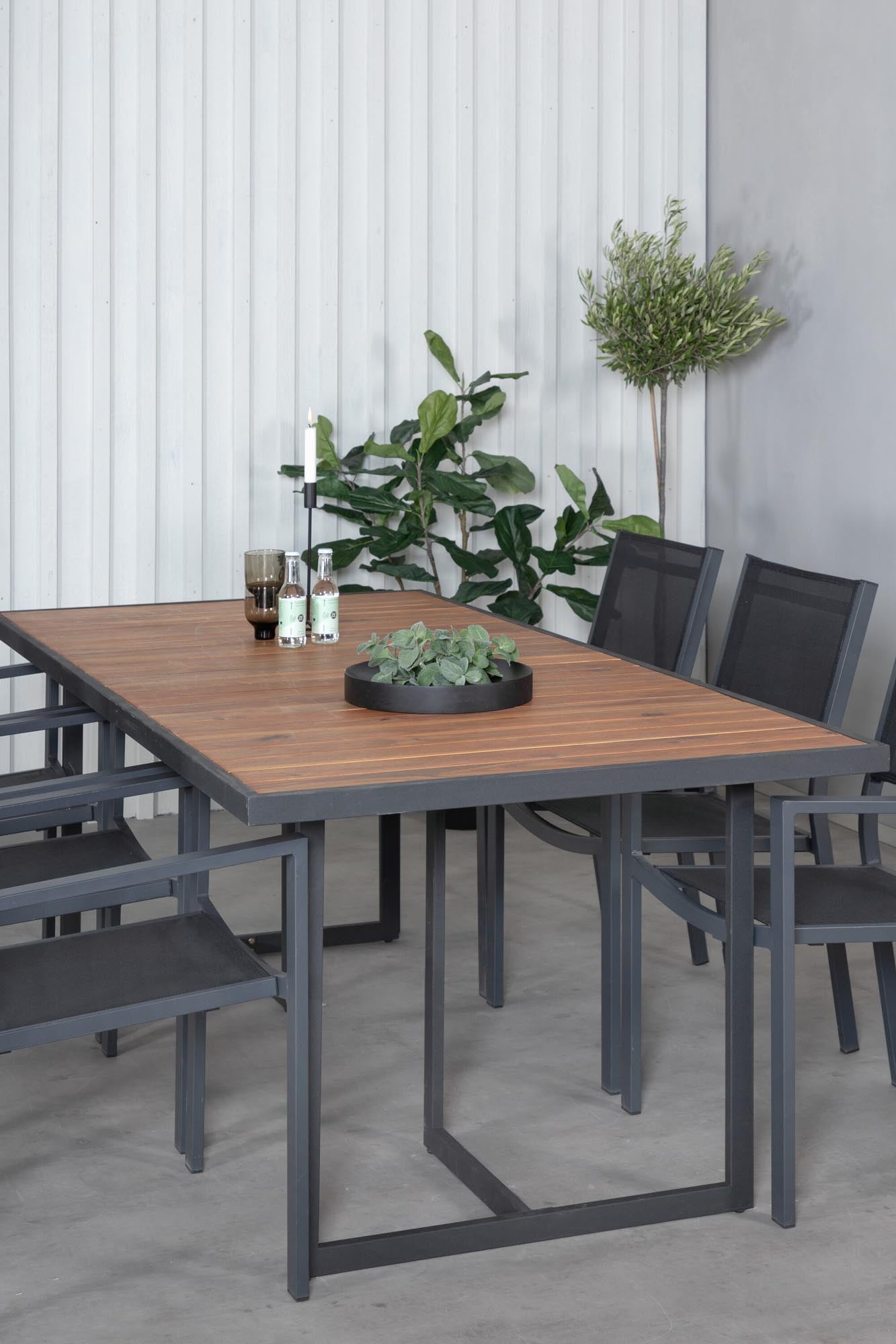 Elegantes Ess-Set aus Acacia-Holz, robust und stilvoll, mit bequemen Copacabana-Stühlen für gesellige Stunden im Freien.