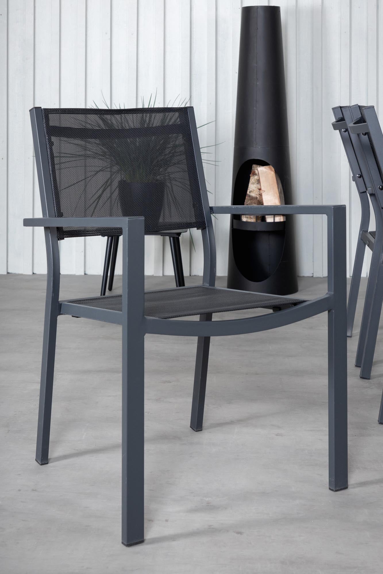 Elegantes Ess-Set aus Acacia-Holz, robust und stilvoll, mit bequemen Copacabana-Stühlen für gesellige Stunden im Freien.