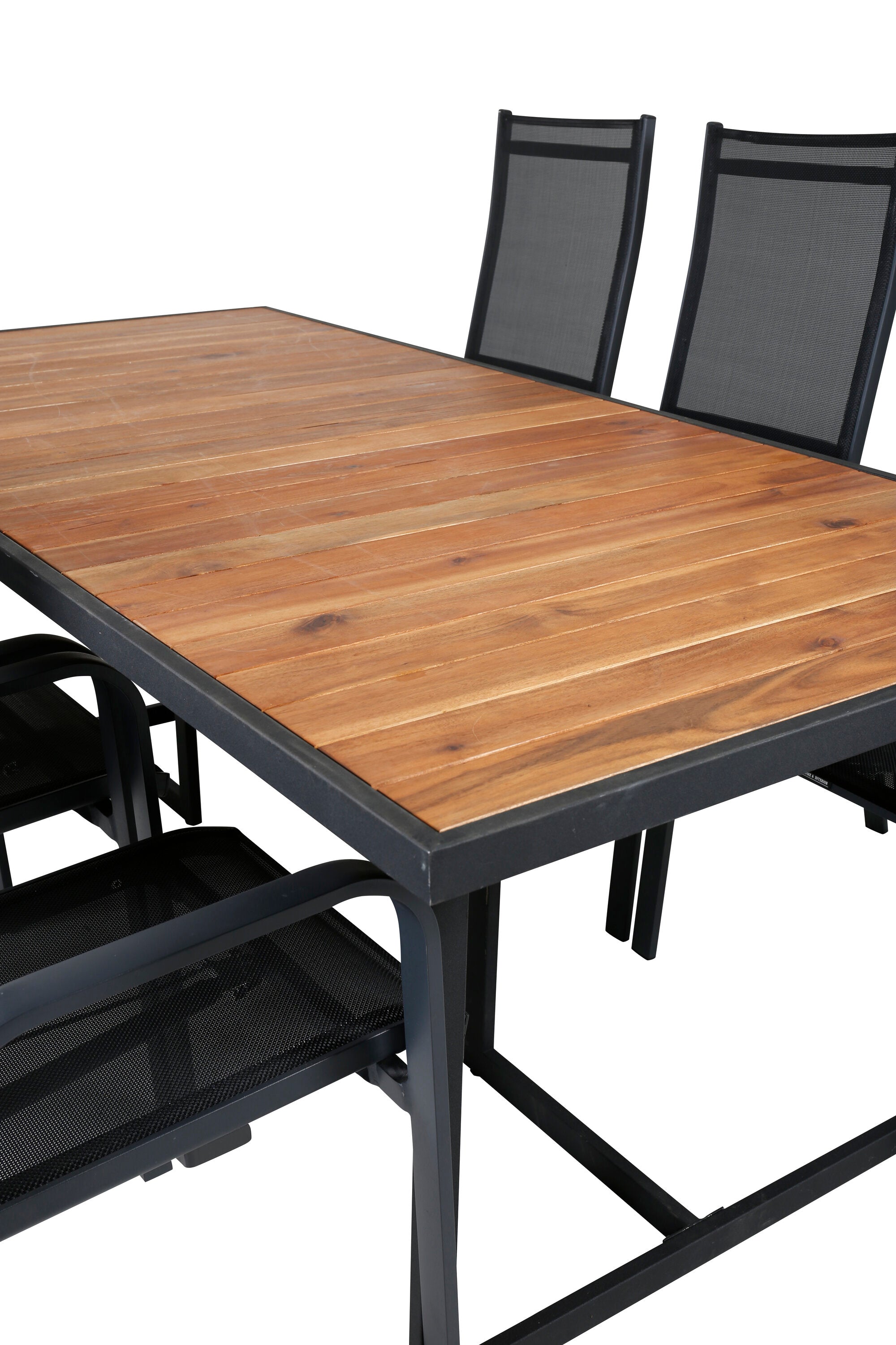 Elegantes Ess-Set aus Acacia-Holz, robust und stilvoll, mit bequemen Copacabana-Stühlen für gesellige Stunden im Freien.