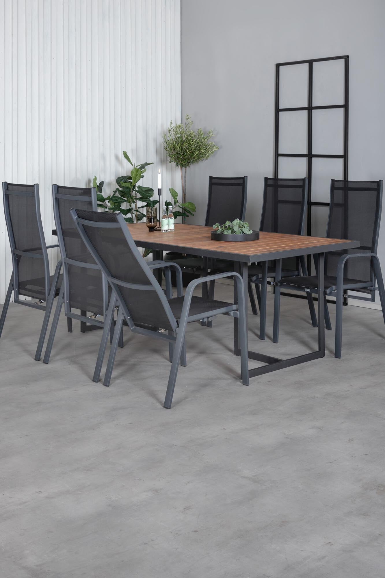 Elegantes Ess-Set aus Acacia-Holz, robust und stilvoll, mit bequemen Copacabana-Stühlen für gesellige Stunden im Freien.
