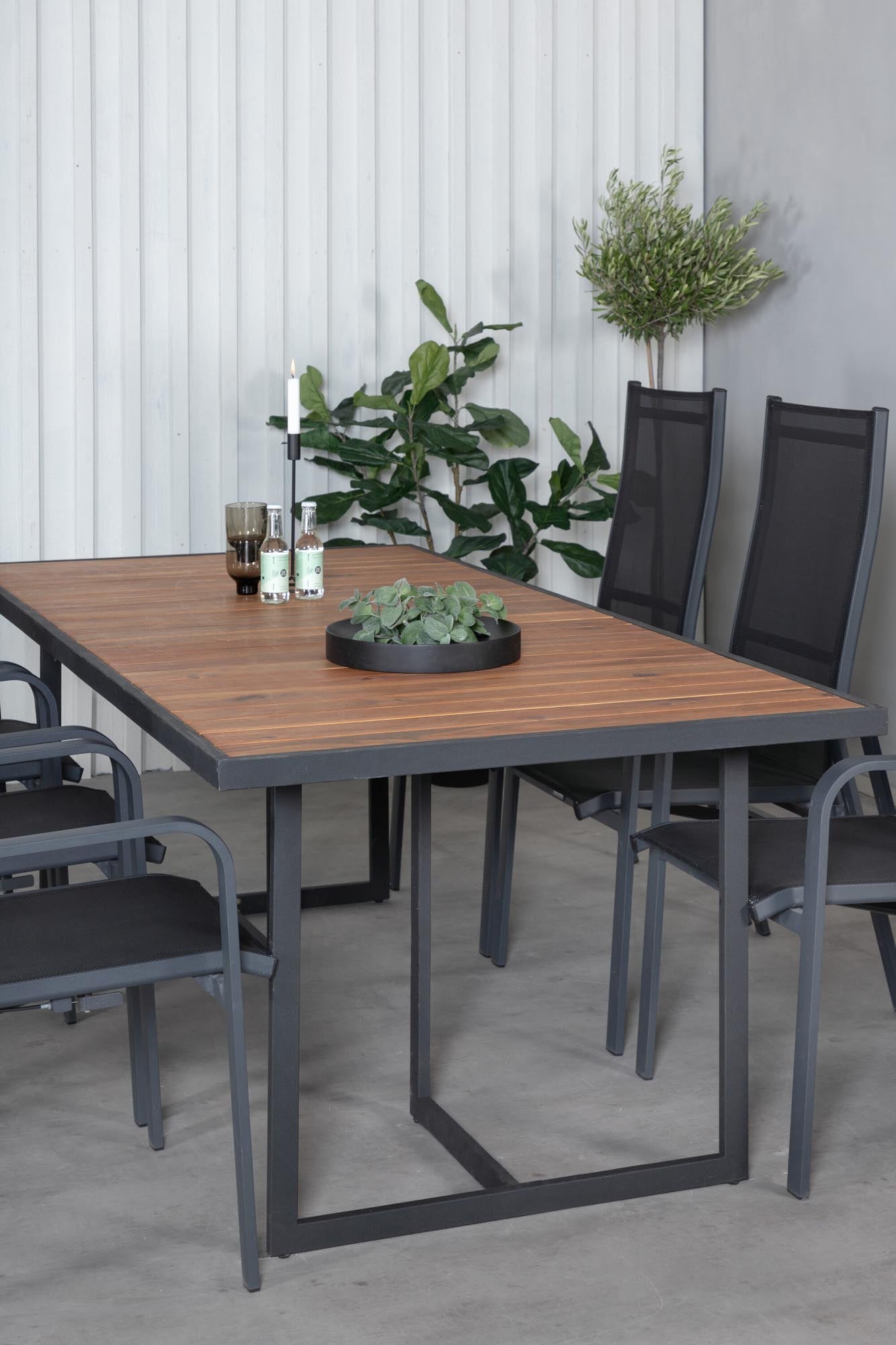 Elegantes Ess-Set aus Acacia-Holz, robust und stilvoll, mit bequemen Copacabana-Stühlen für gesellige Stunden im Freien.