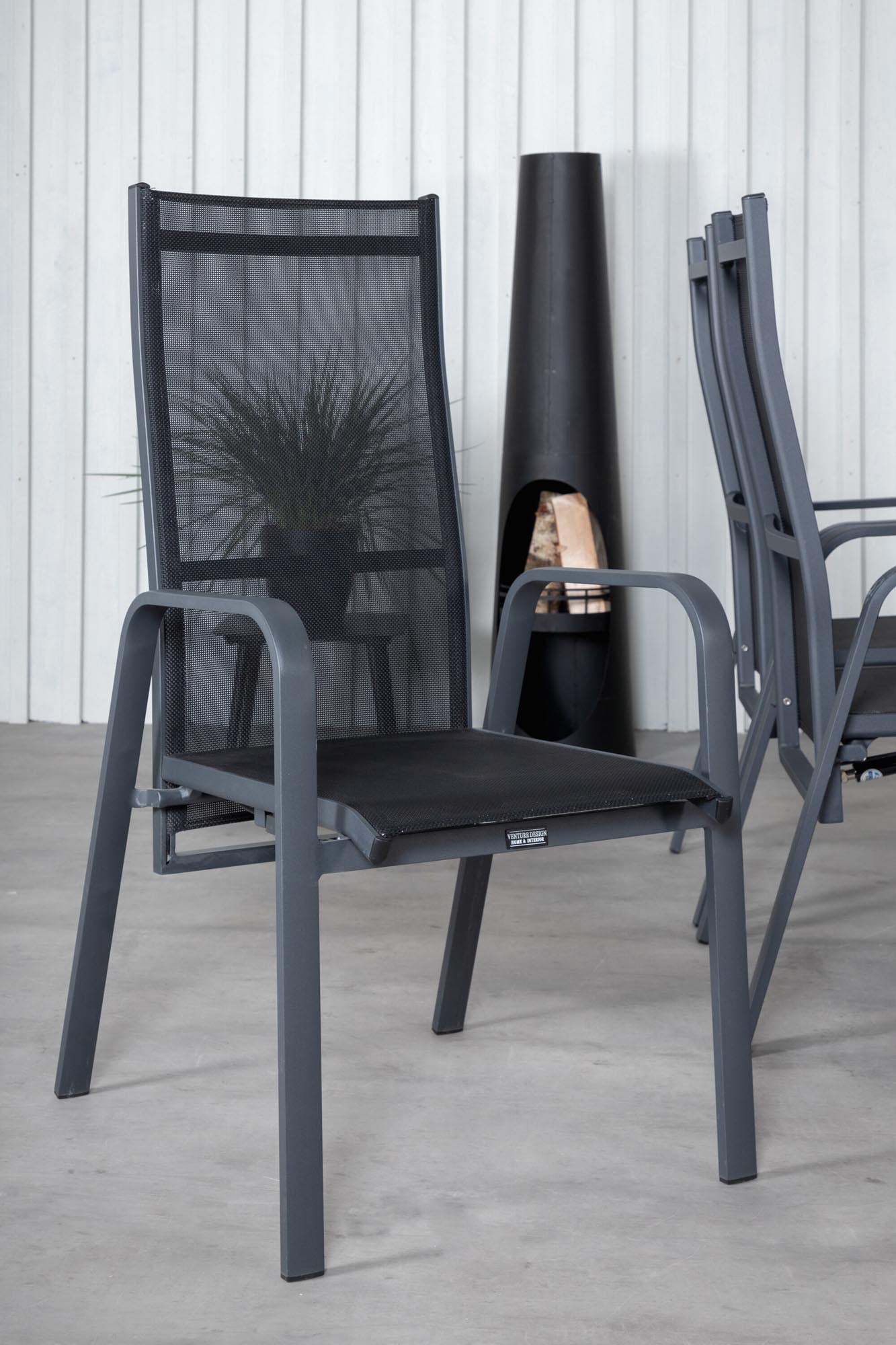 Elegantes Ess-Set aus Acacia-Holz, robust und stilvoll, mit bequemen Copacabana-Stühlen für gesellige Stunden im Freien.
