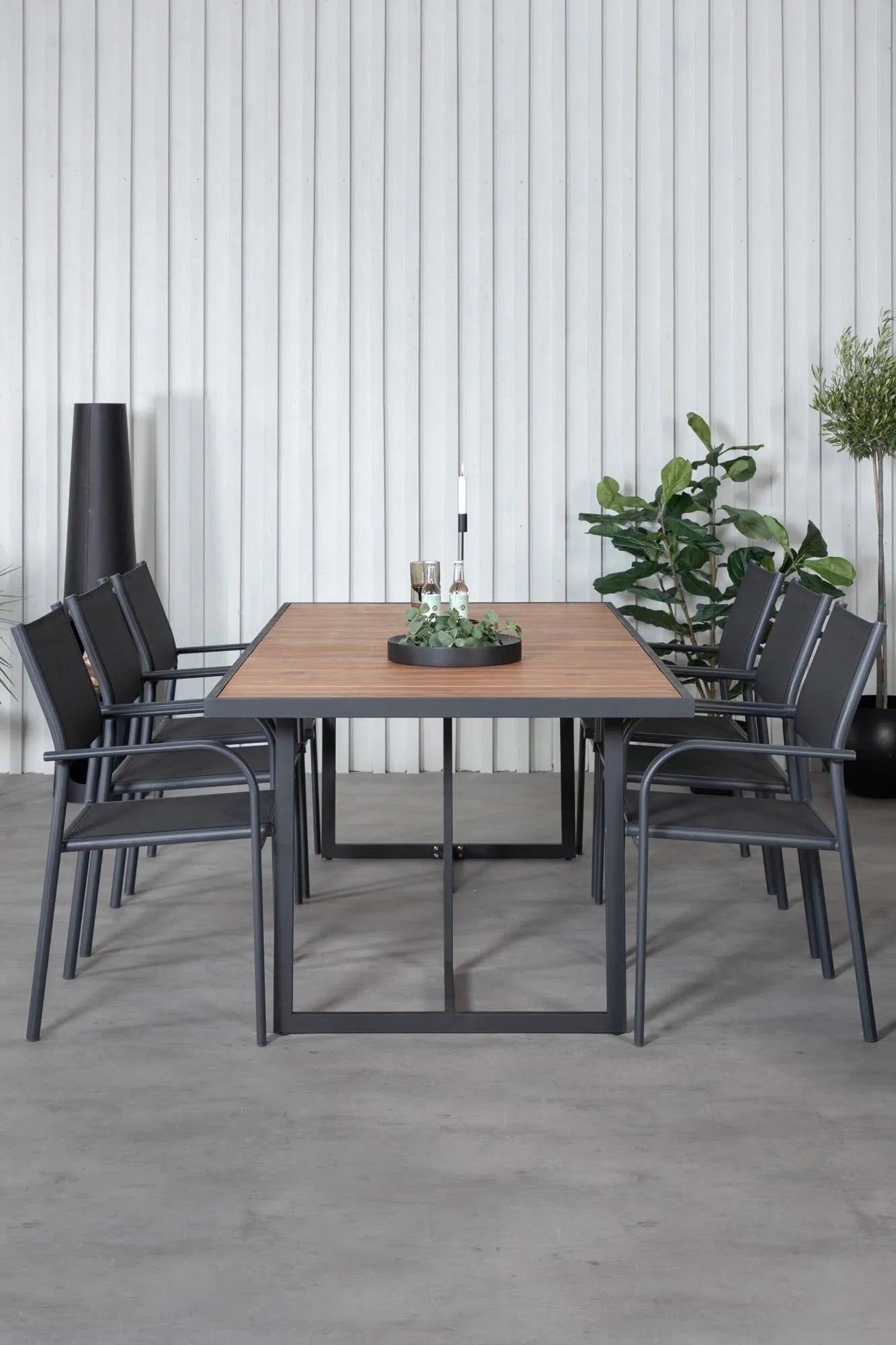 Elegantes Khung Outdoor-Tischset 200cm für stilvolle Gartenmomente.