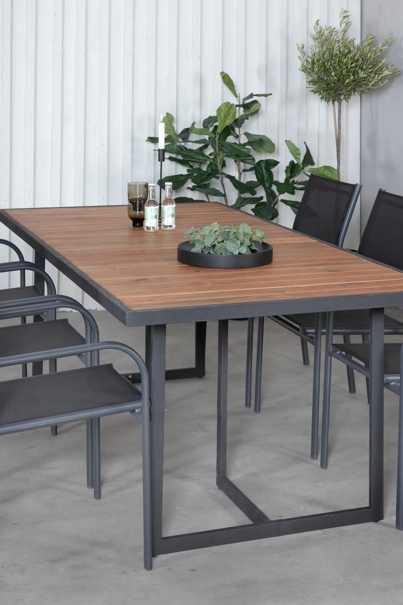 Khung Tischset 200cm: Luxuriöses Design für Ihren Garten von Venture Home.