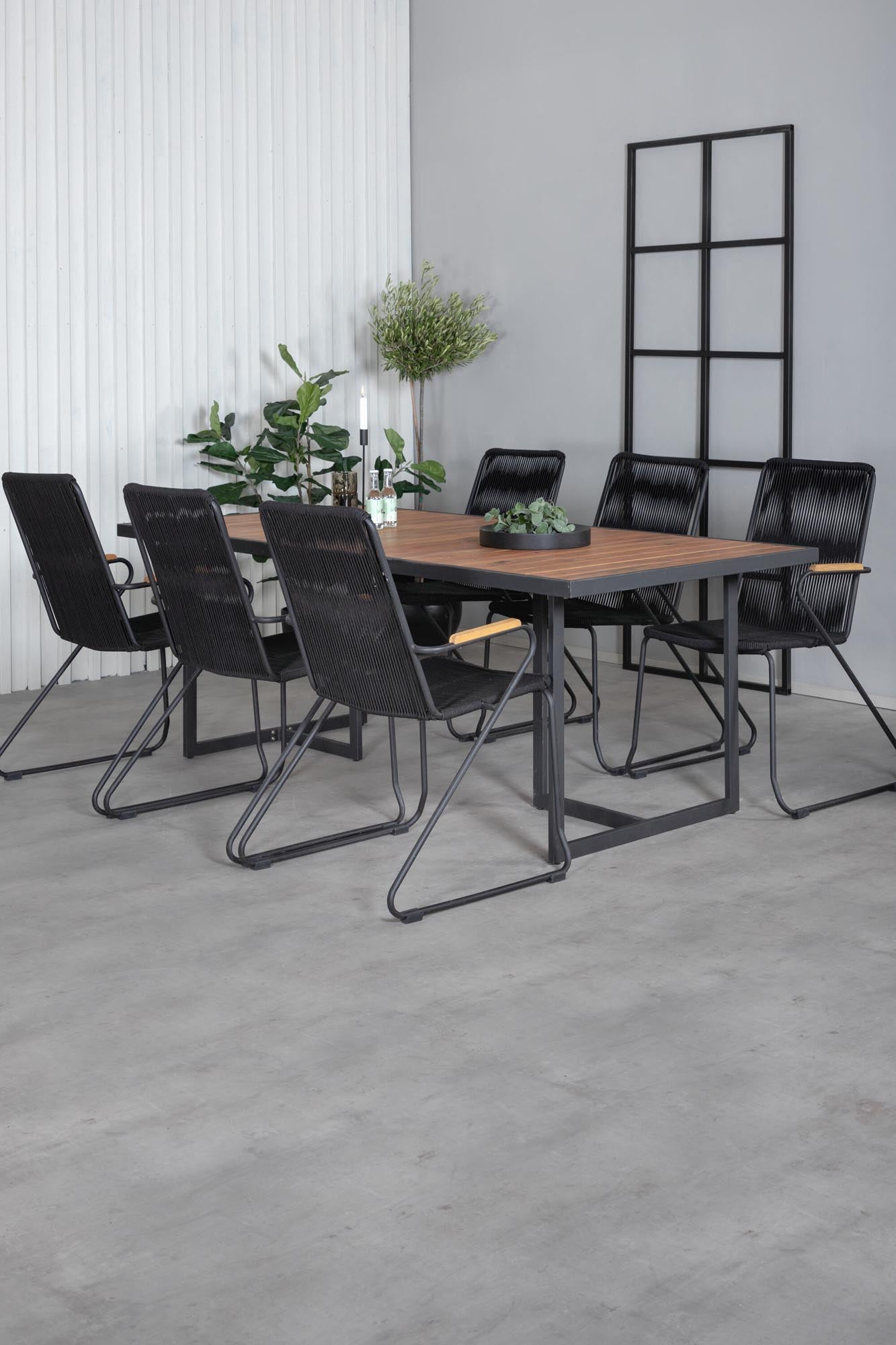 Elegantes Gartenset aus robustem Acacia-Holz, ideal für stilvolle Outdoor-Dinner.