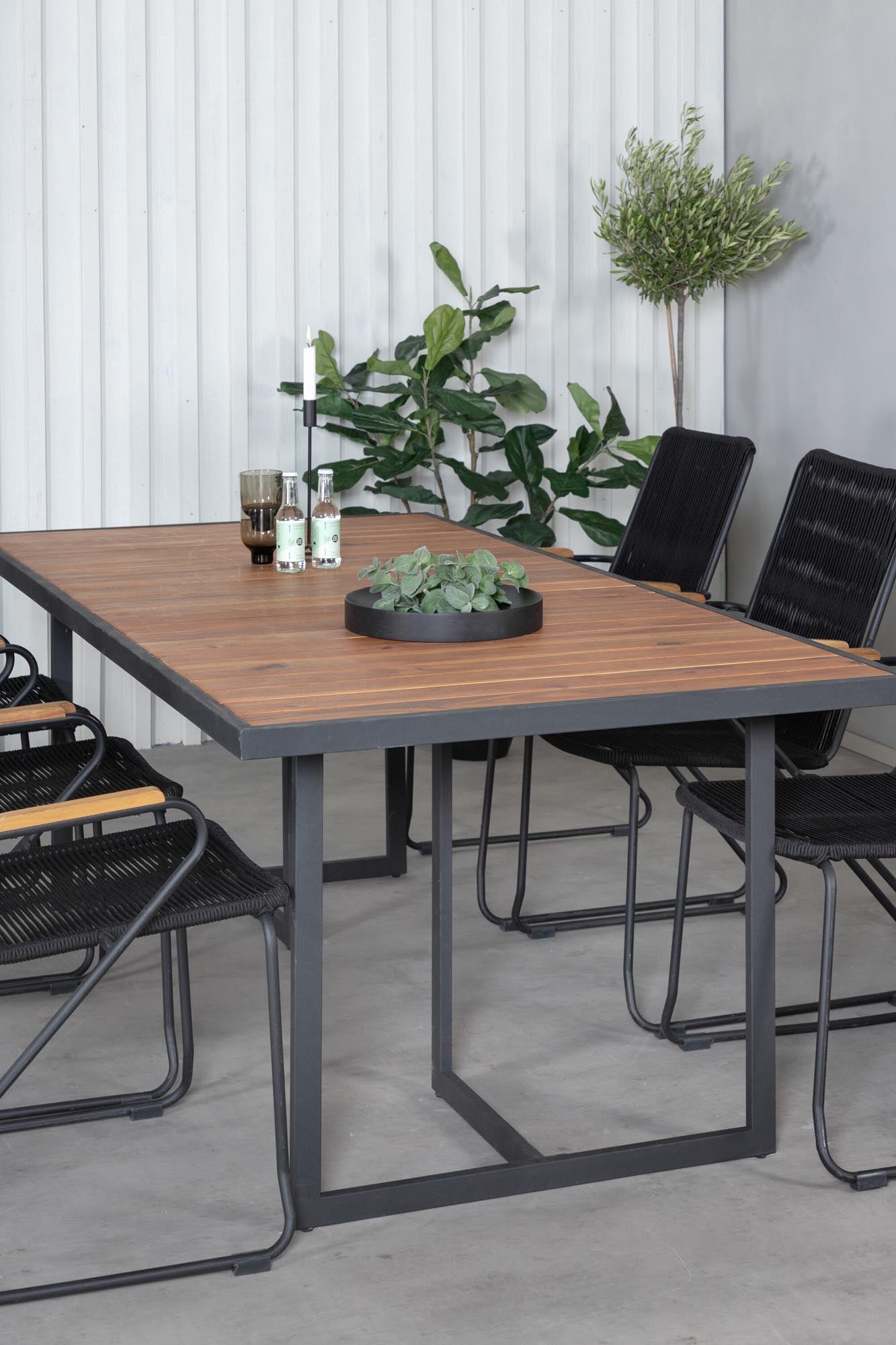 Elegantes Gartenset aus robustem Acacia-Holz, ideal für stilvolle Outdoor-Dinner.