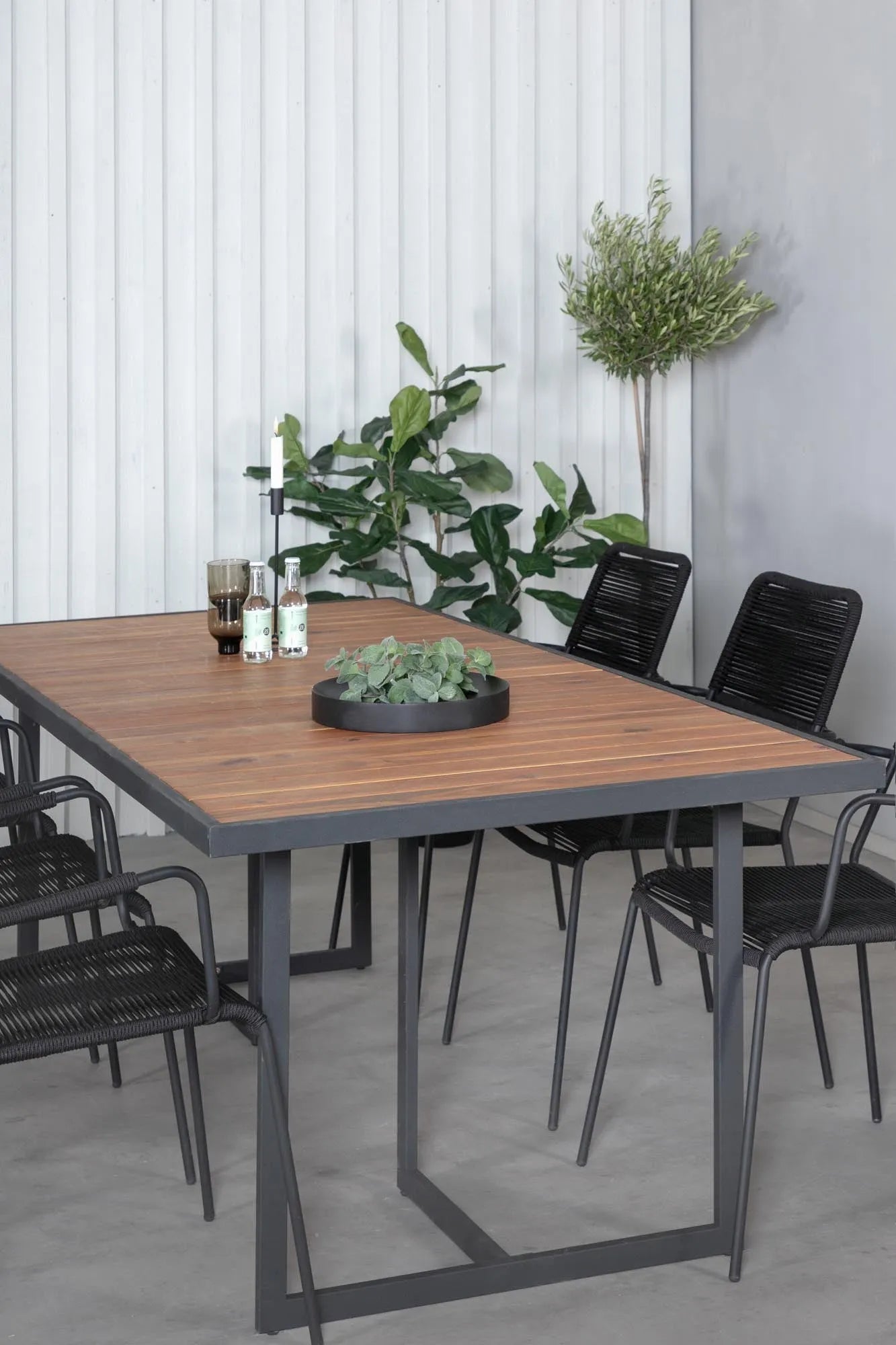 Stilvolles Khung Tischset 200cm für 6, perfekt für Terrassen.