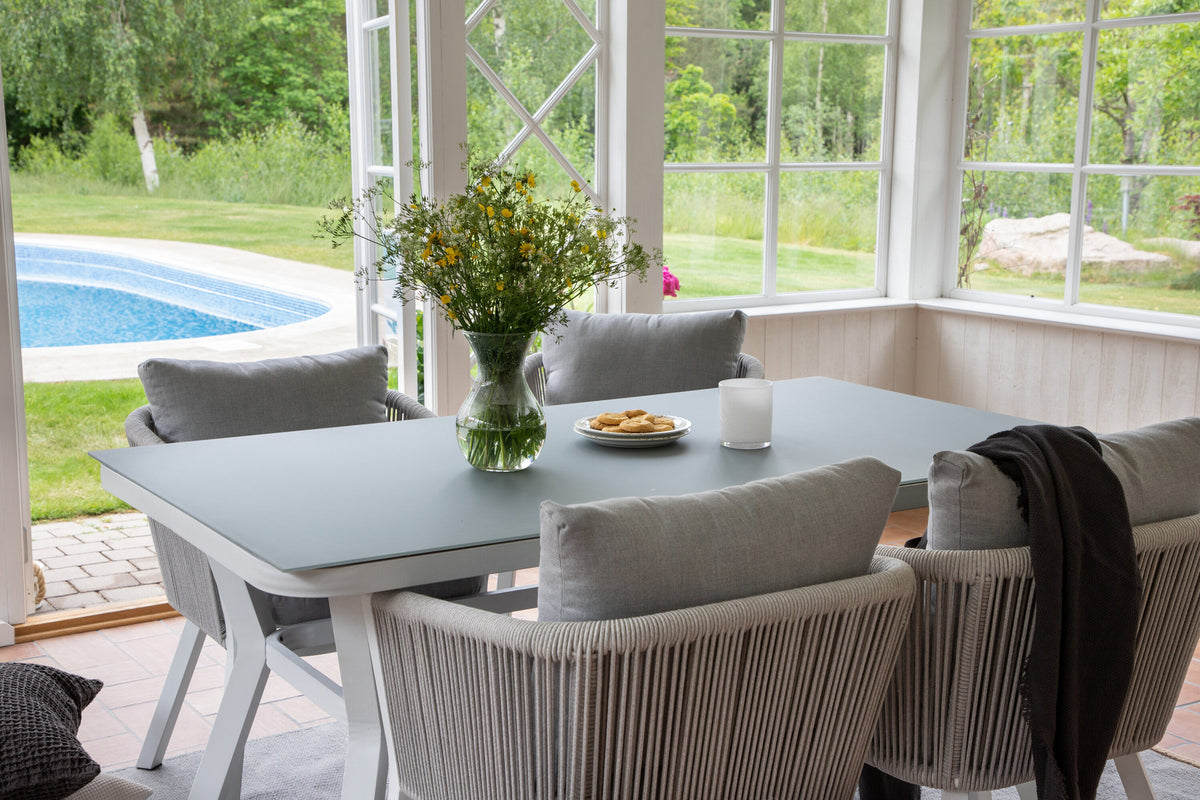 Virya Outdoor-Tischset 160cm/4St. in Grau weiss präsentiert im Onlineshop von KAQTU Design AG. Gartentischset ist von Venture Home