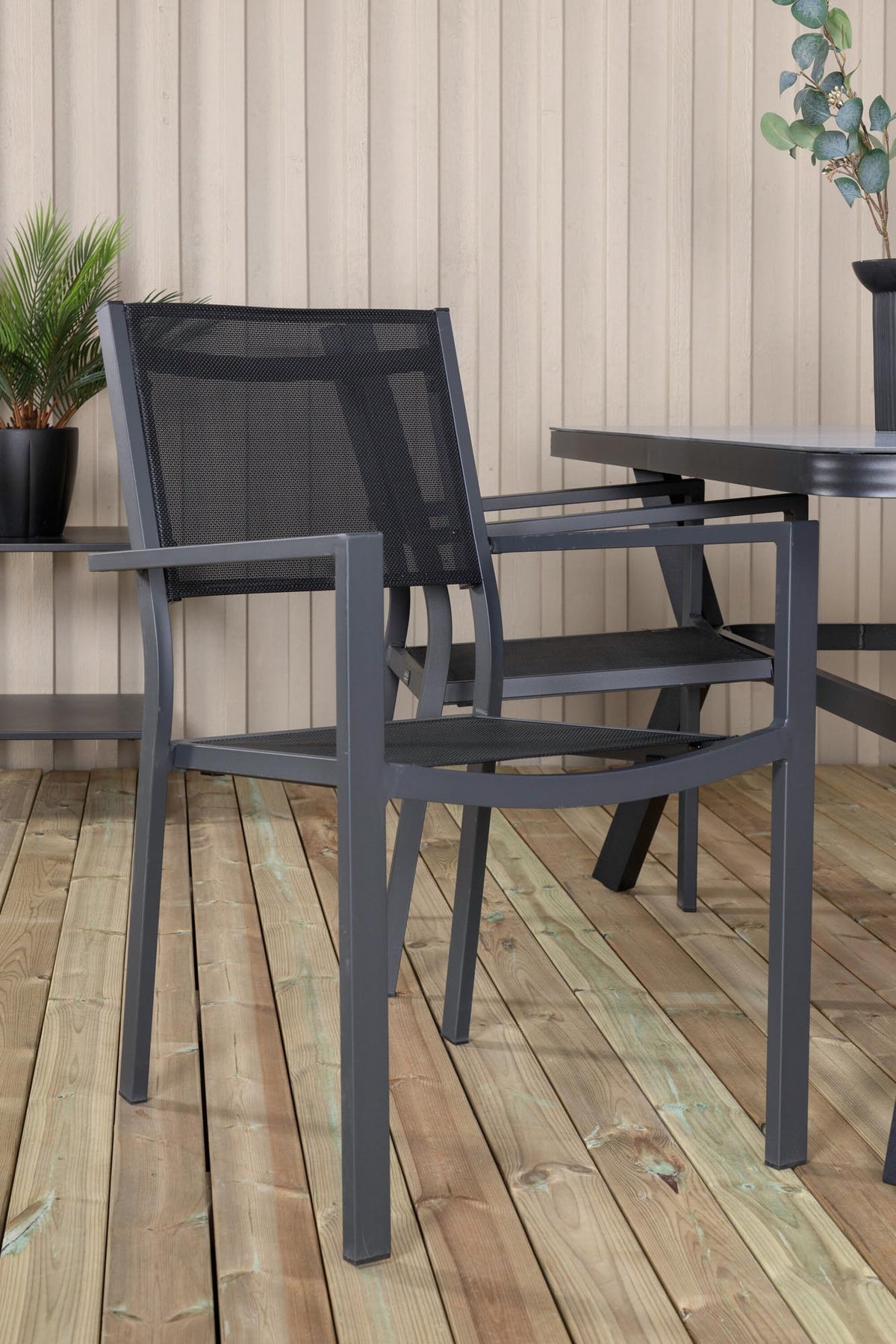 Virya Gartentisch Set mit 4 Stühlen in Schwarz Schwarz präsentiert im Onlineshop von KAQTU Design AG. Gartentischset ist von Venture Home