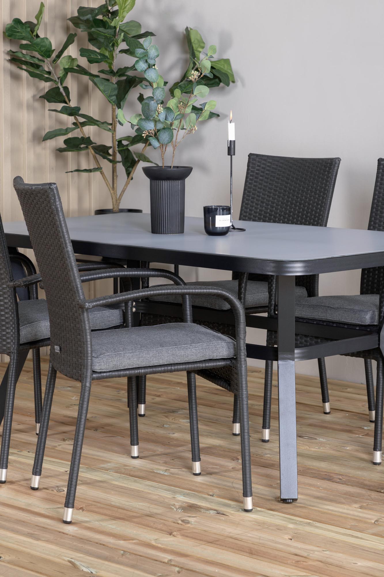 Virya Outdoor-Tischset + Anna 160cm/4St. in Schwarz präsentiert im Onlineshop von KAQTU Design AG. Gartentischset ist von Venture Home