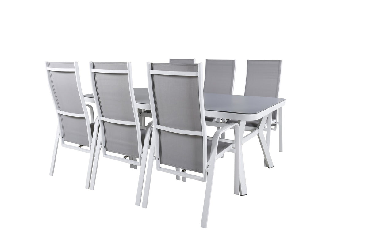 Rechteckiger Gartentisch mit Mattglas-Platte und Aluminiumbeinen, daneben zwei graue Relaxsessel aus Textilene von Venture Home.