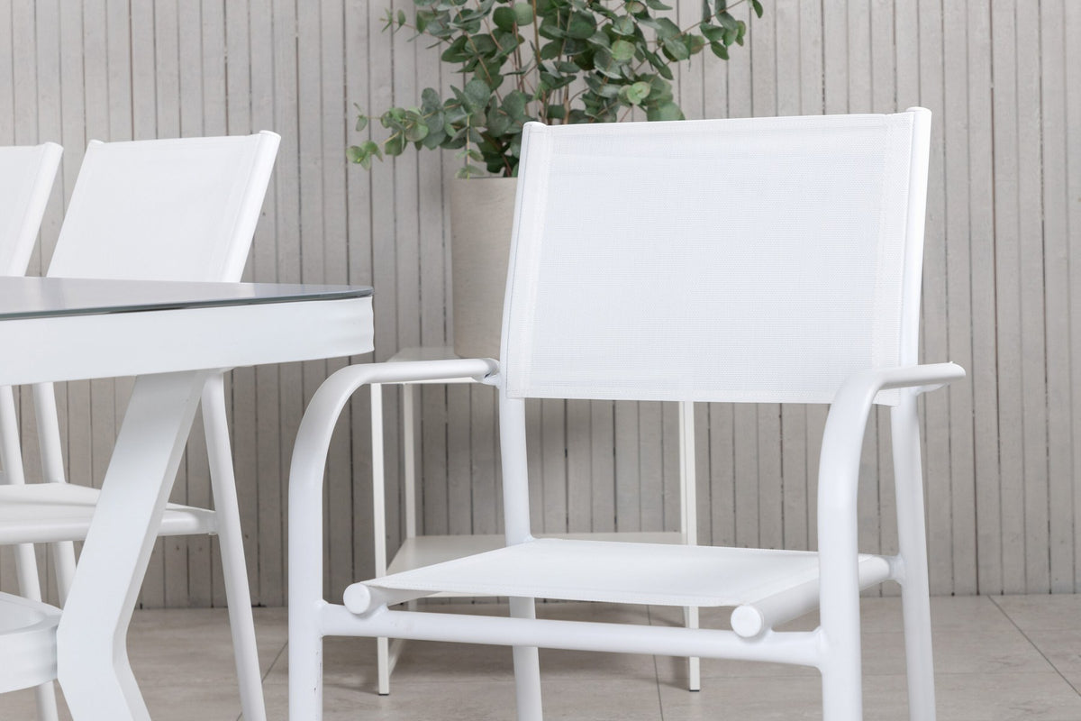 Weisser Esstisch aus Mattglas mit Aluminiumbeinen und zwei weisse Santorini Stühle aus Textilene, rechteckige Tischplatte 200x100 cm.