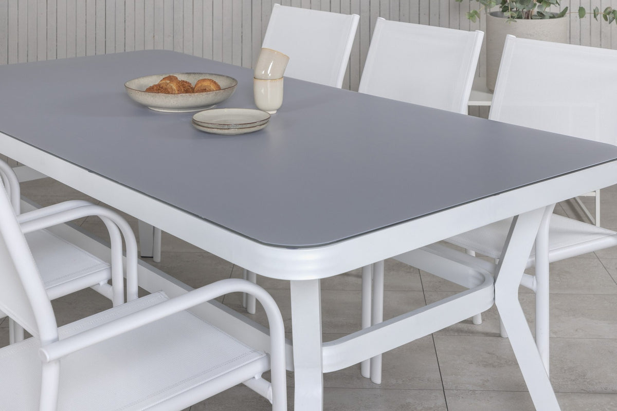 Weisser Esstisch aus Mattglas mit Aluminiumbeinen und zwei weisse Santorini Stühle aus Textilene, rechteckige Tischplatte 200x100 cm.