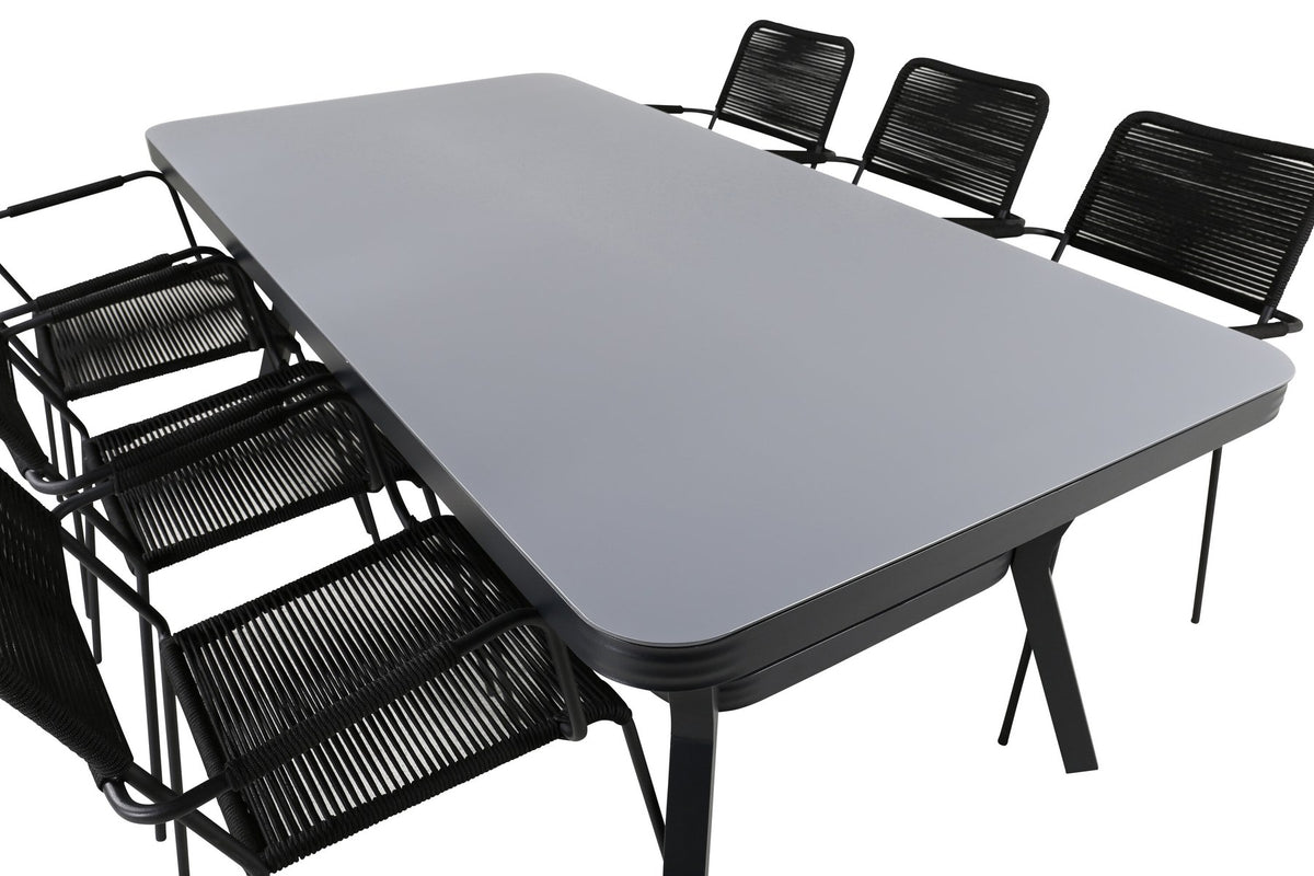 Rechteckiger Esstisch mit schwarzer Glasplatte und Stahlbeinen, daneben zwei schwarze Stühle mit Textilene-Bezug, Gartenmöbel-Set von Venture Home.