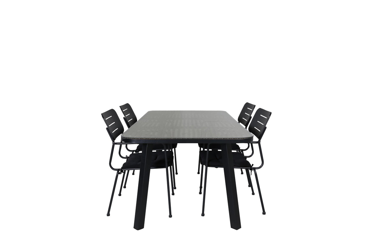 Zwei schwarze Esszimmerstühle mit Weidegeflecht und Polyesterseil sowie rechteckiger Glastisch mit Stahlbeinen, Masse 200x100 cm.