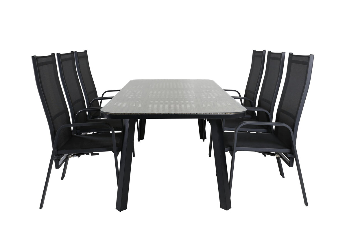 Schwarzer Gartentisch aus Glas und Aluminium mit zwei Relaxsesseln aus Polyesterseil, Stahl und Weide im Outdoor-Bereich.