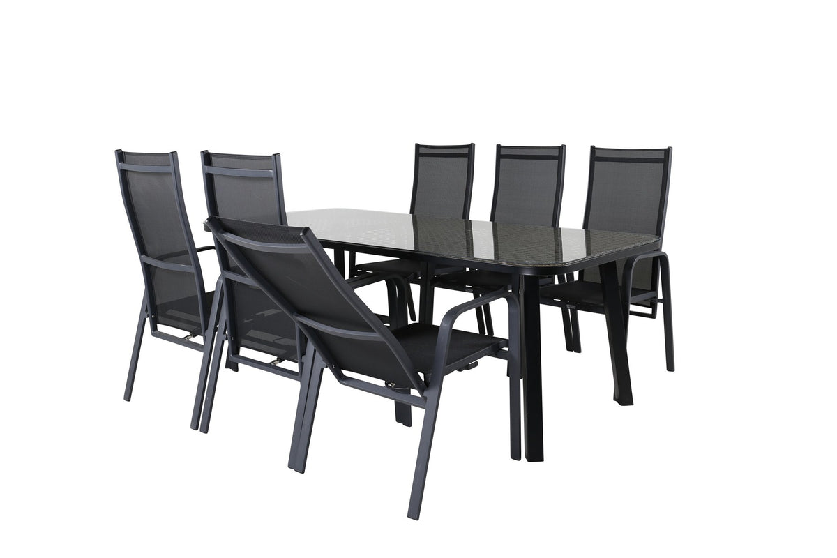 Schwarzer Gartentisch aus Glas und Aluminium mit zwei Relaxsesseln aus Polyesterseil, Stahl und Weide im Outdoor-Bereich.