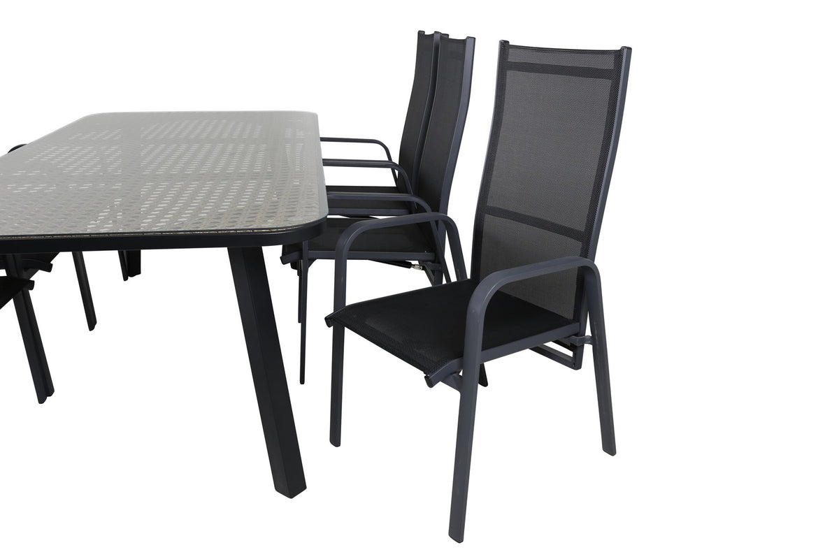 Schwarzer Gartentisch aus Glas und Aluminium mit zwei Relaxsesseln aus Polyesterseil, Stahl und Weide im Outdoor-Bereich.