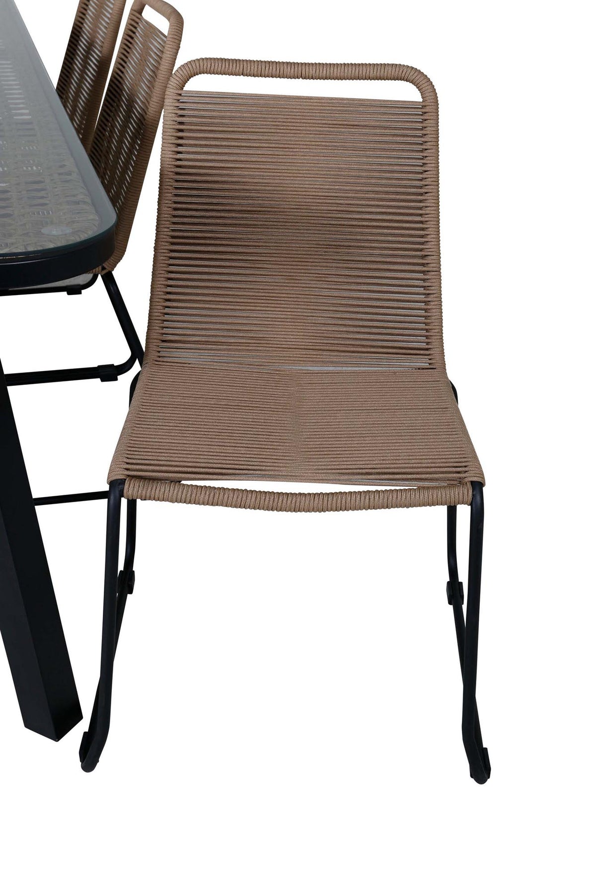 Gartentischset Paola mit schwarzem Stahlgestell und Weidengeflecht-Tischplatte sowie sechs stapelbaren Lindos-Stühlen aus schwarzem Aluminium und Polyesterseil.