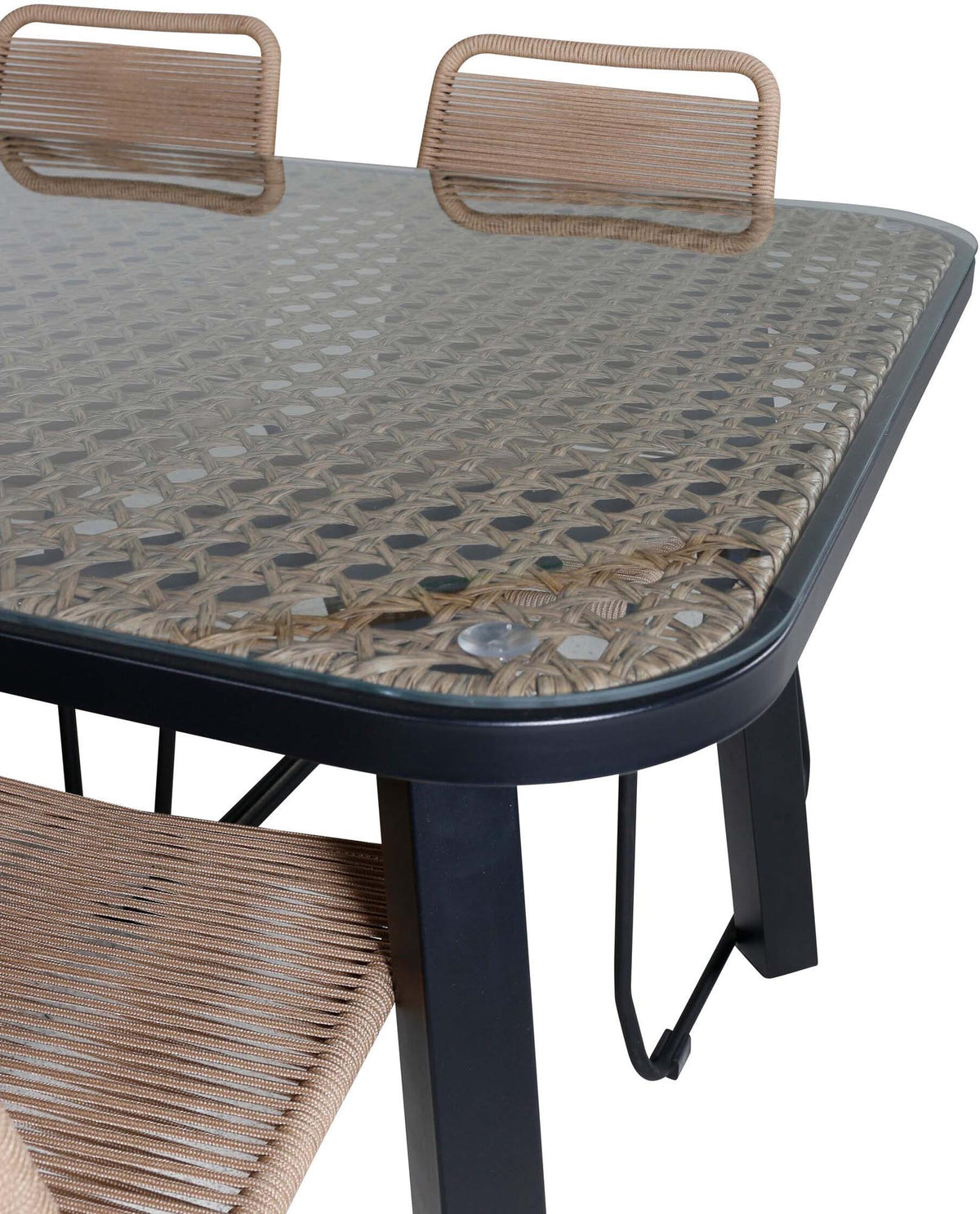 Gartentischset Paola mit schwarzem Stahlgestell und Weidengeflecht-Tischplatte sowie sechs stapelbaren Lindos-Stühlen aus schwarzem Aluminium und Polyesterseil.
