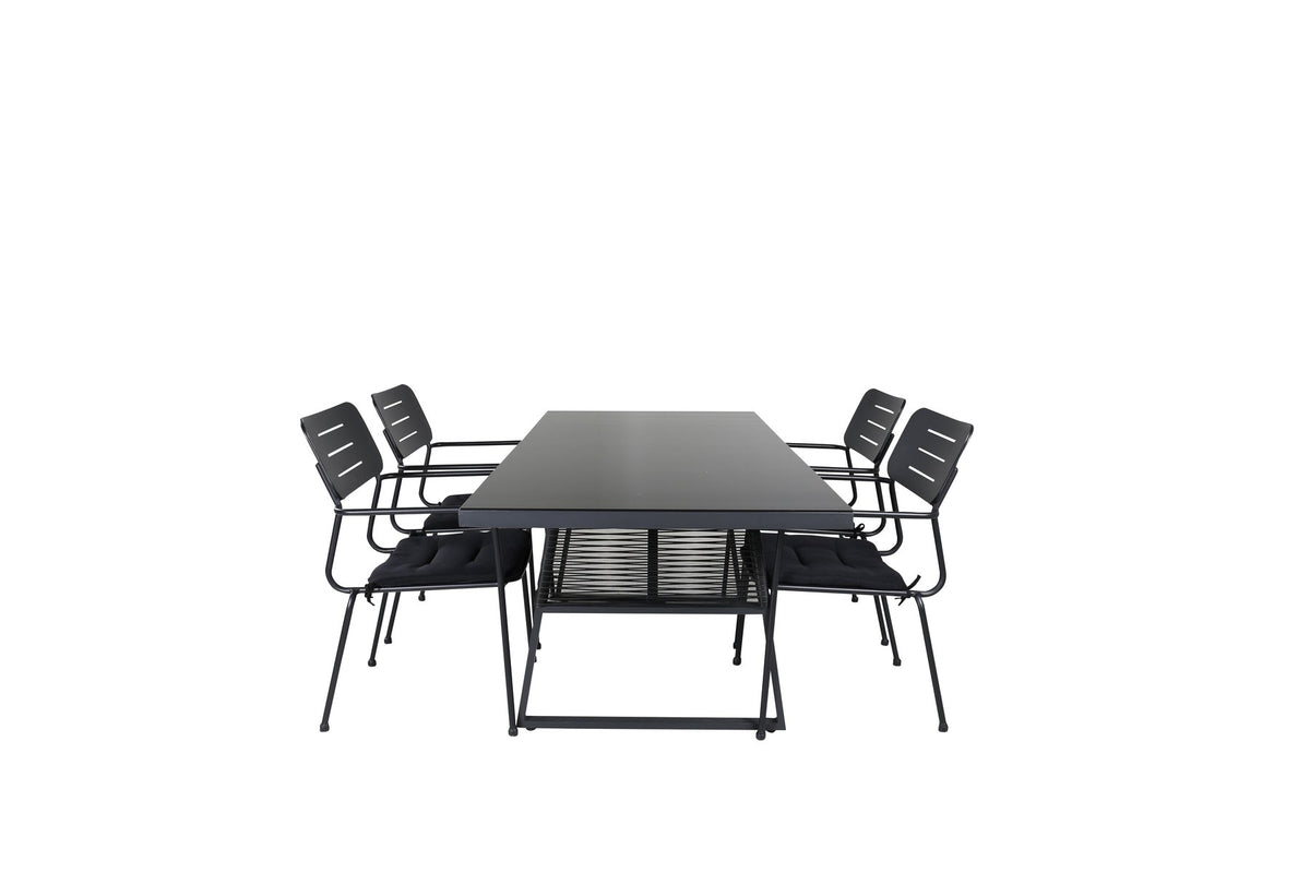 Rechteckiger Esstisch mit schwarzer Glasplatte und Aluminiumgestell sowie zwei stapelbare Stühle mit Geflecht-Bezug in Schwarz.