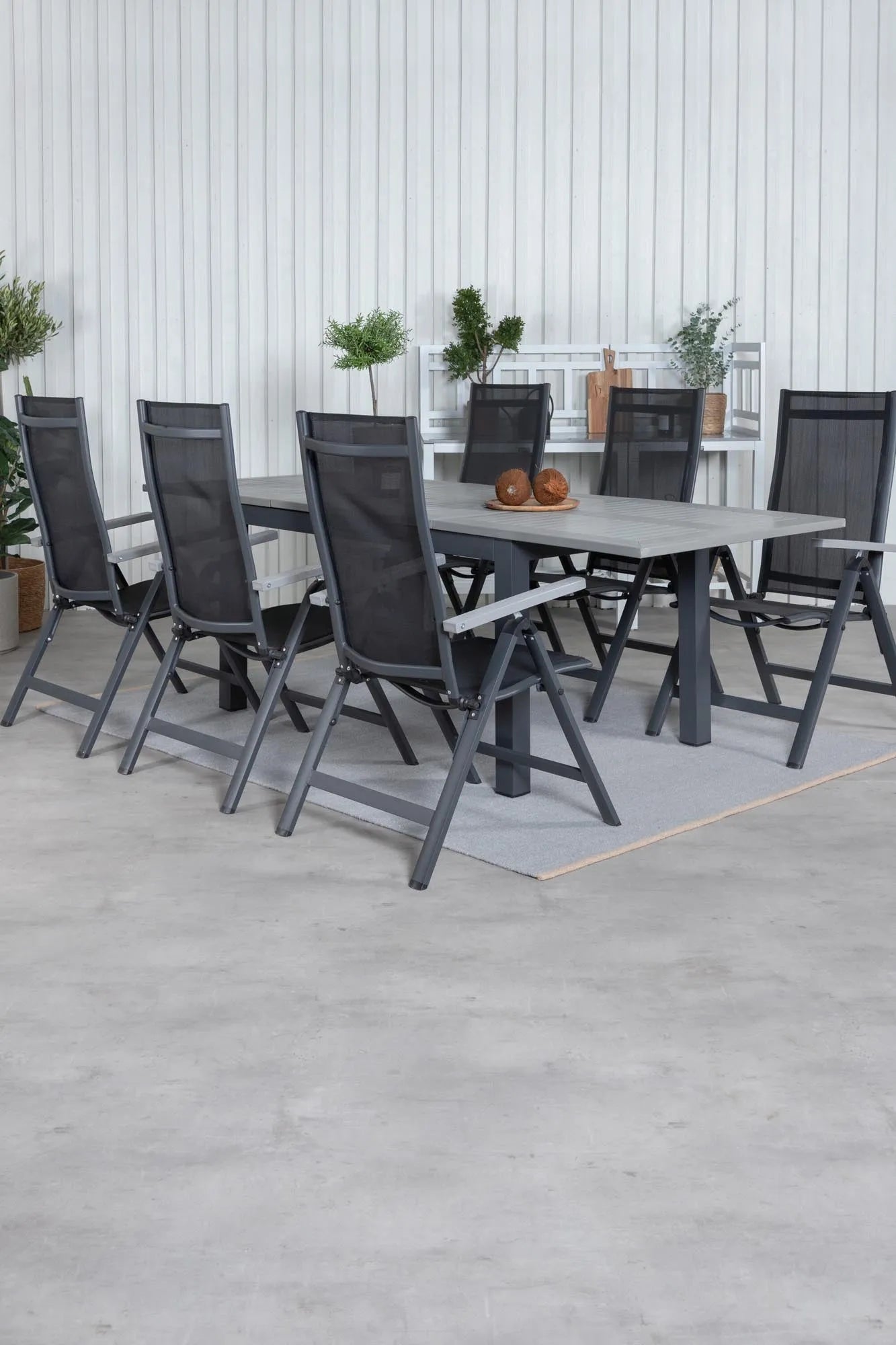 Elegantes Albany Set: Ausziehbarer Tisch & 6 Stühle für draußen.
