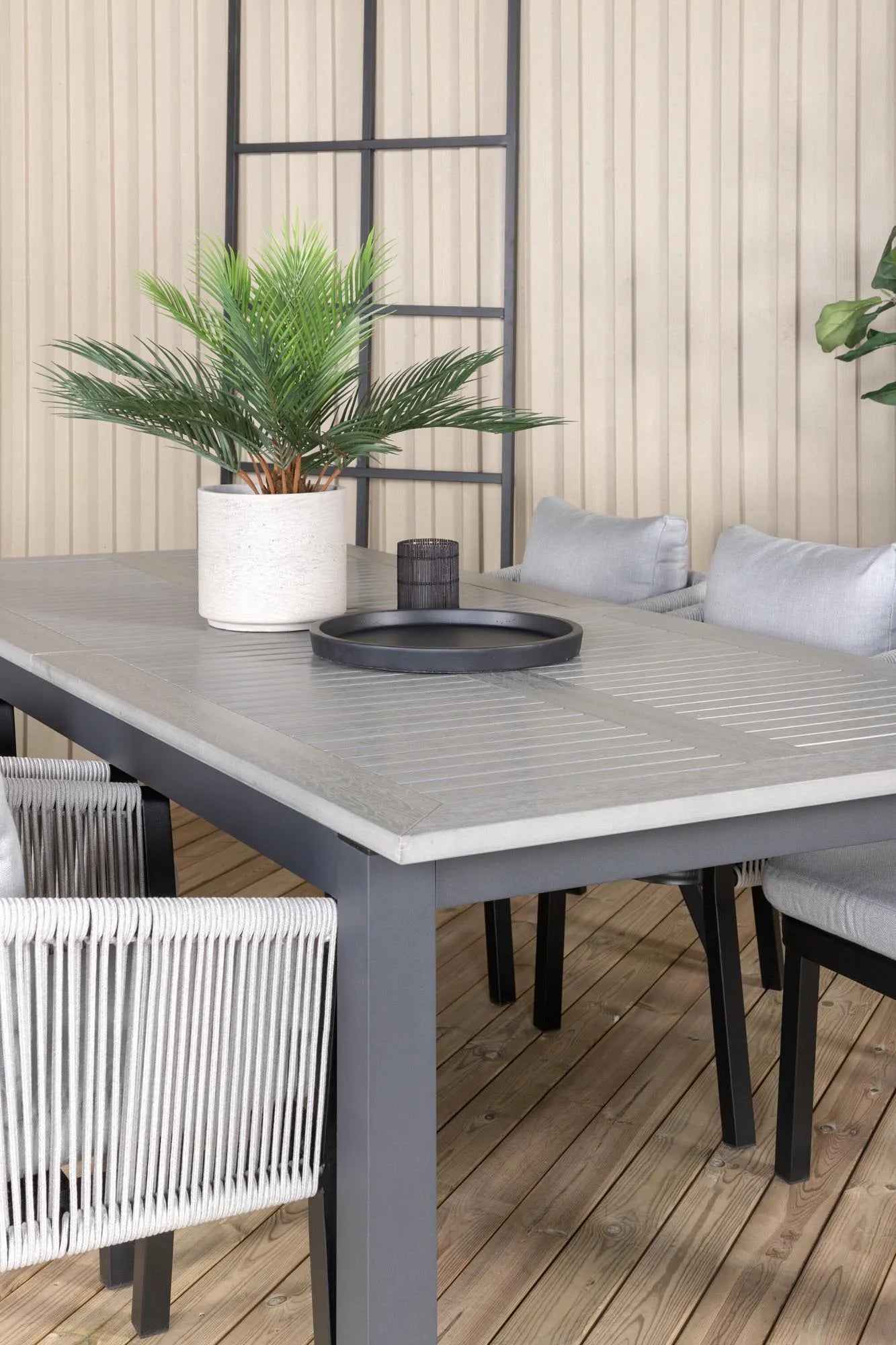 Elegantes Albany Set: Ausziehbarer Tisch & 6 Stühle für draußen.