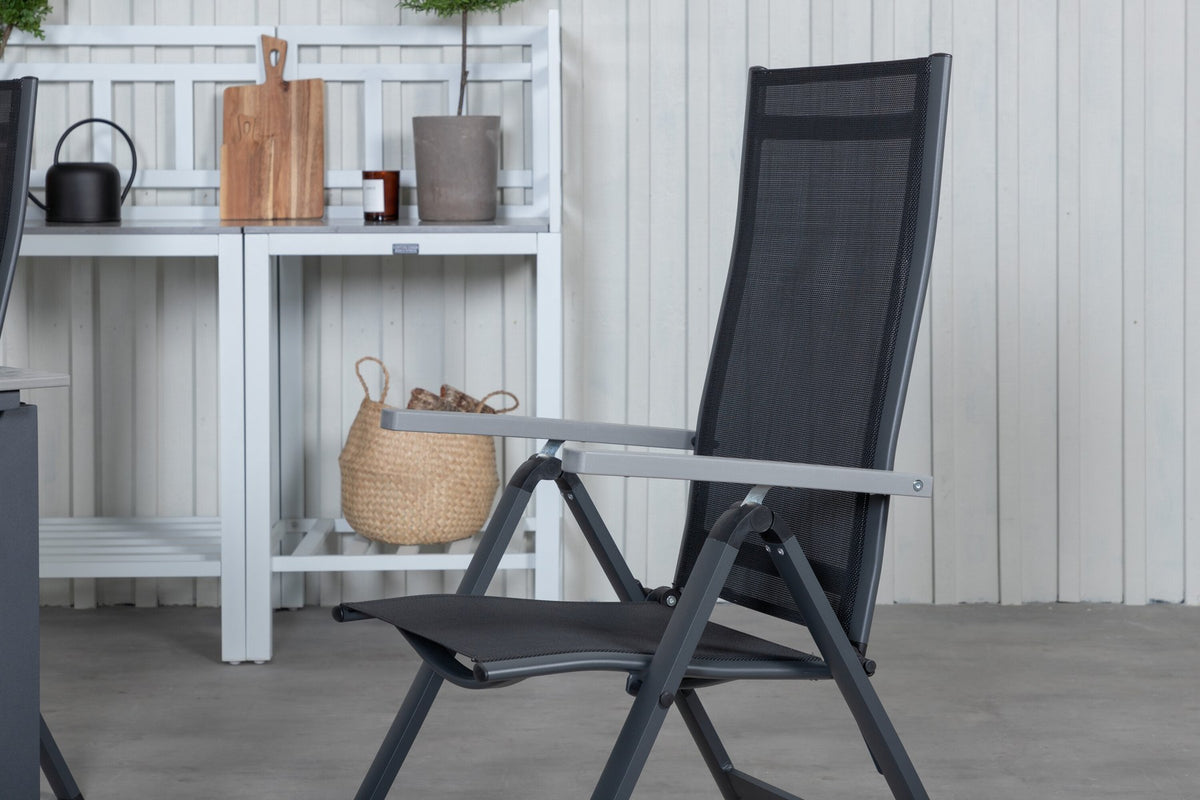 Schwarzer Albany-Stuhl mit grauem Teakholz und Textilene neben ausziehbarem Levels Gartentisch aus Aluminium und Aintwood in Schwarz/Grau