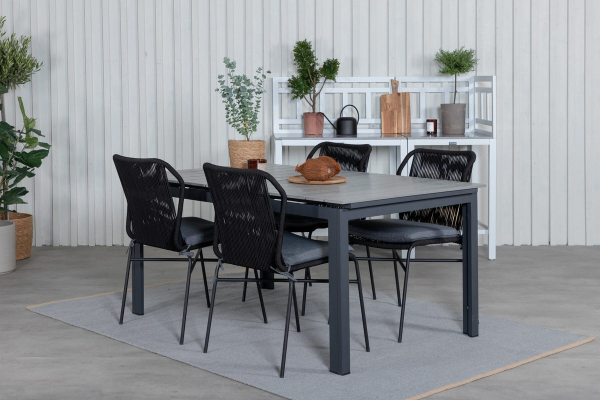 Schwarzes Gartentischset: 4 Stühle aus Aintwood und Aluminium mit Polyester-Bezug, rechteckiger Esstisch mit grauer Aintwood-Tischplatte.
