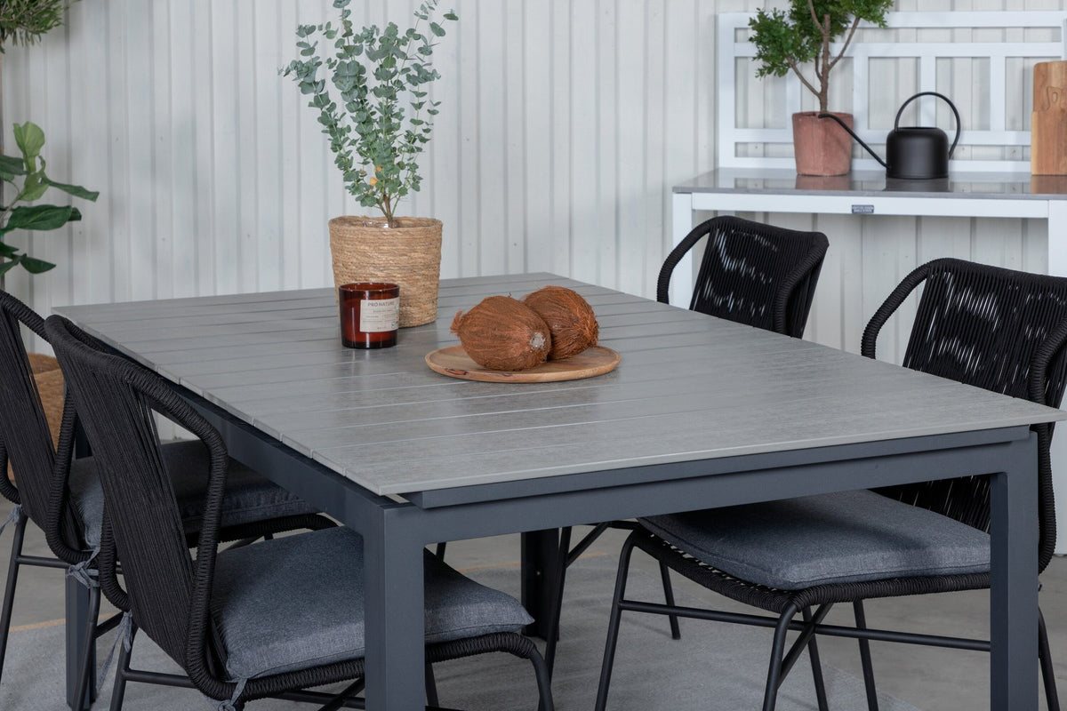 Schwarzes Gartentischset: 4 Stühle aus Aintwood und Aluminium mit Polyester-Bezug, rechteckiger Esstisch mit grauer Aintwood-Tischplatte.