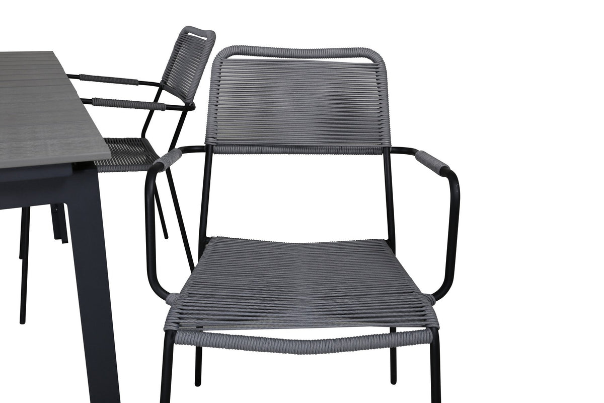 Rechteckiger Aintwood-Esstisch in Schwarz mit Stahlbeinen und zwei grauen Aintwood-Aluminium-Stühlen mit Pulverbeschichtung im Garten.