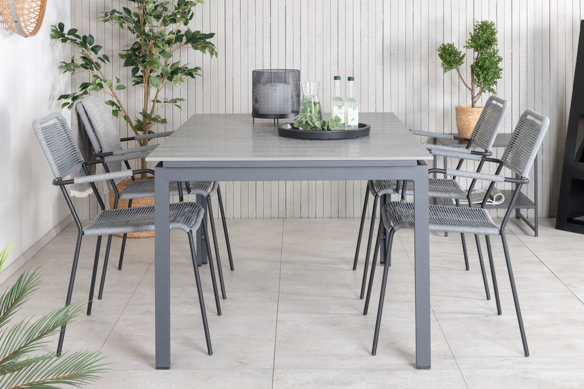 Rechteckiger Aintwood-Esstisch in Schwarz mit Stahlbeinen und zwei grauen Aintwood-Aluminium-Stühlen mit Pulverbeschichtung im Garten.