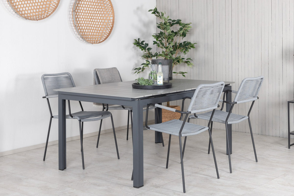 Rechteckiger Aintwood-Esstisch in Schwarz mit Stahlbeinen und zwei grauen Aintwood-Aluminium-Stühlen mit Pulverbeschichtung im Garten.