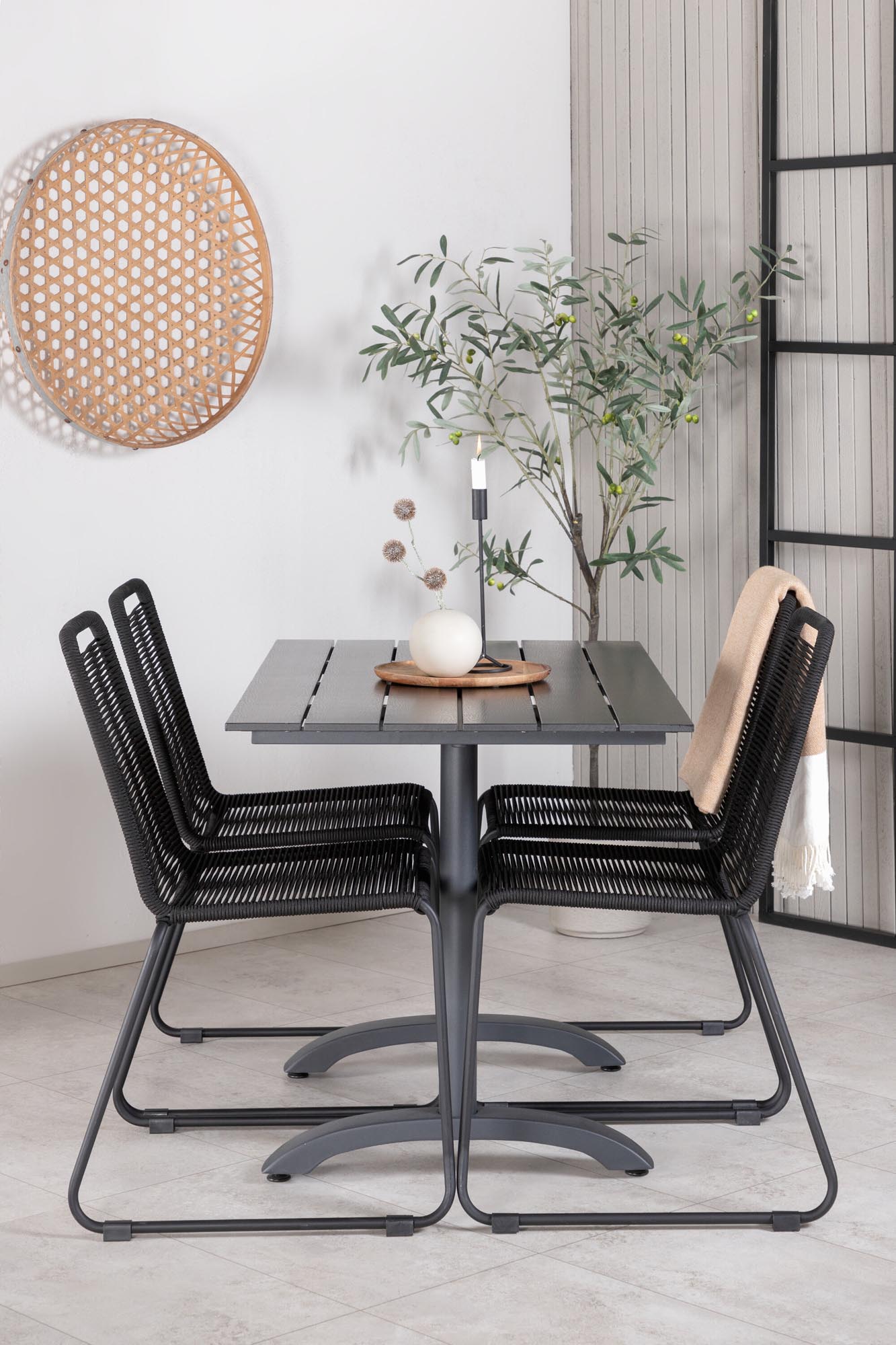 Denver Outdoor-Tischset + Lindos Stacking 120cm/4St. in Schwarz präsentiert im Onlineshop von KAQTU Design AG. Gartentischset ist von Venture Home