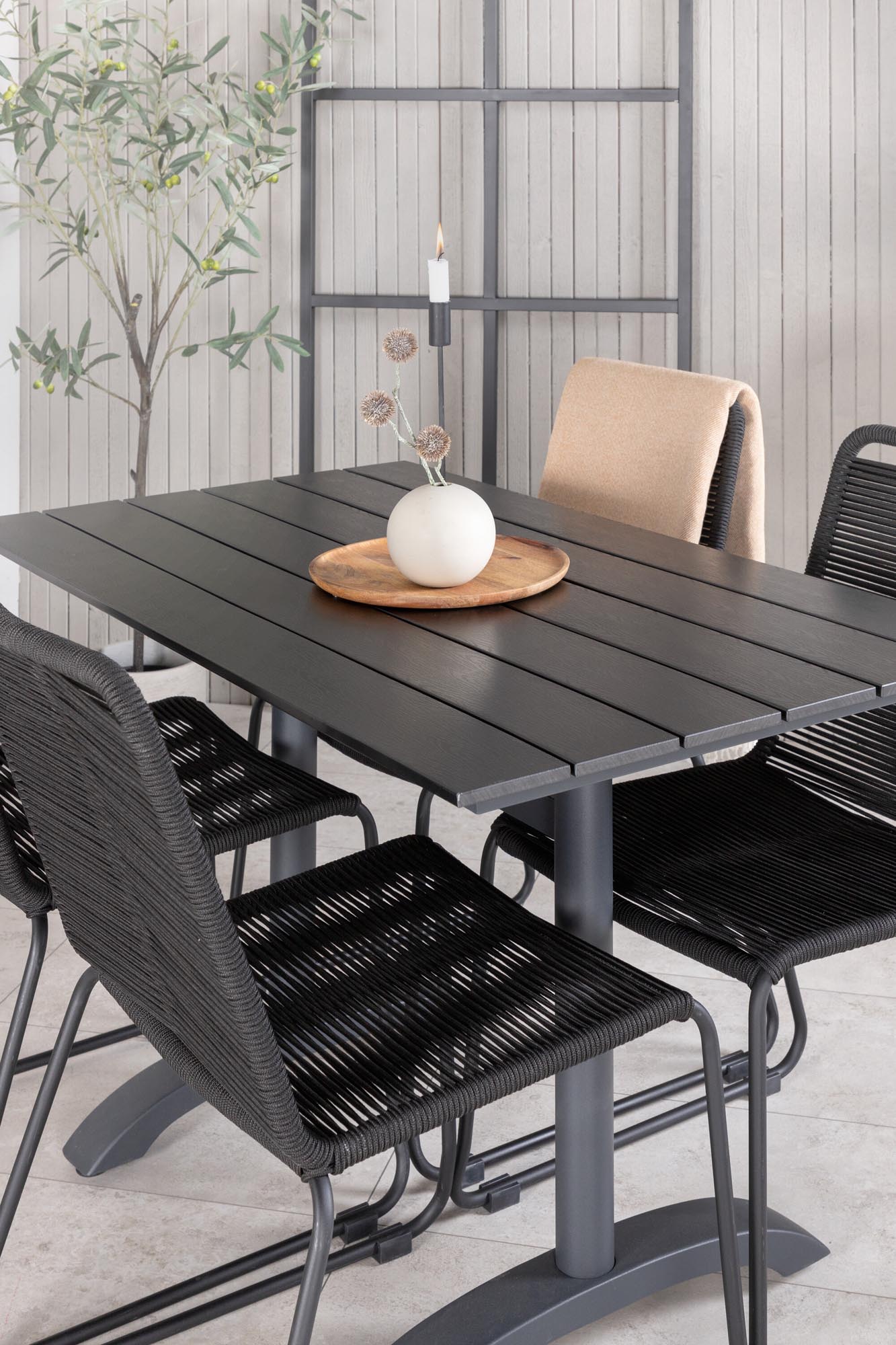Denver Outdoor-Tischset + Lindos Stacking 120cm/4St. in Schwarz präsentiert im Onlineshop von KAQTU Design AG. Gartentischset ist von Venture Home
