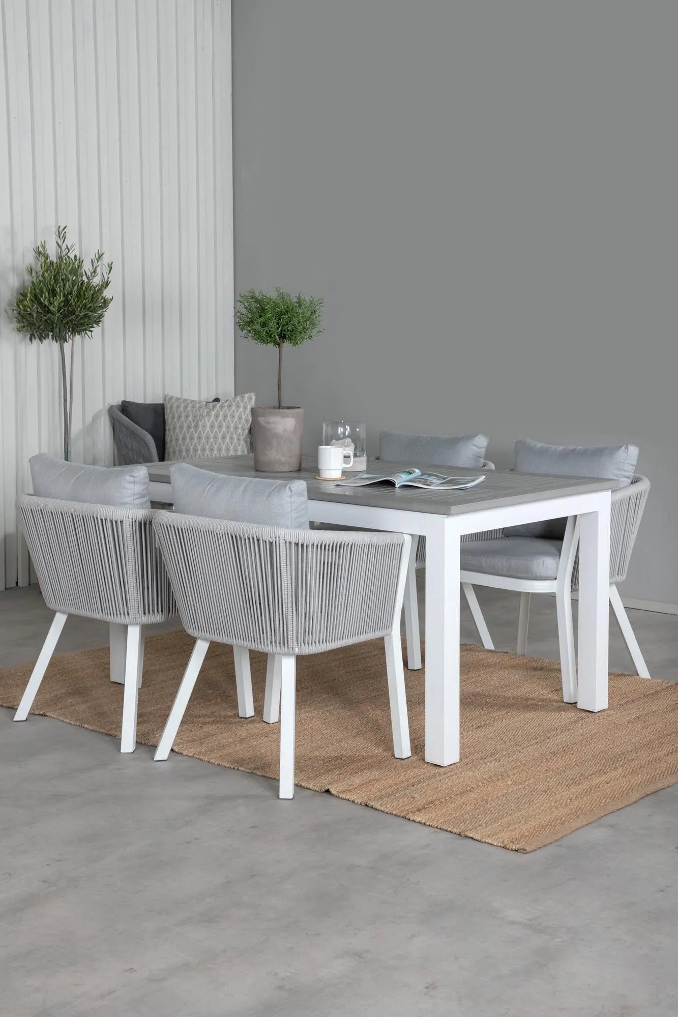Elegantes Albany Set: Ausziehbarer Tisch & 4 Stühle für draußen.