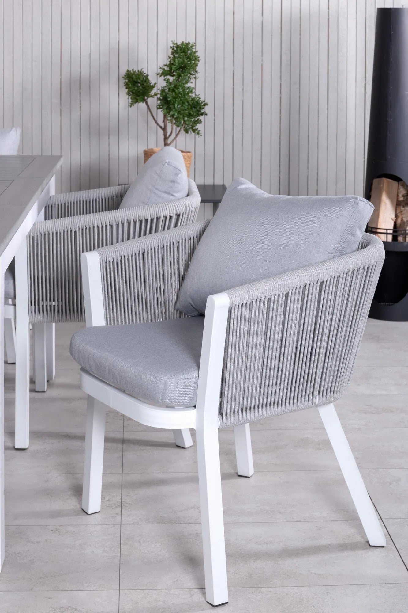 Elegantes Albany Set: Ausziehbarer Tisch & 4 Stühle für draußen.