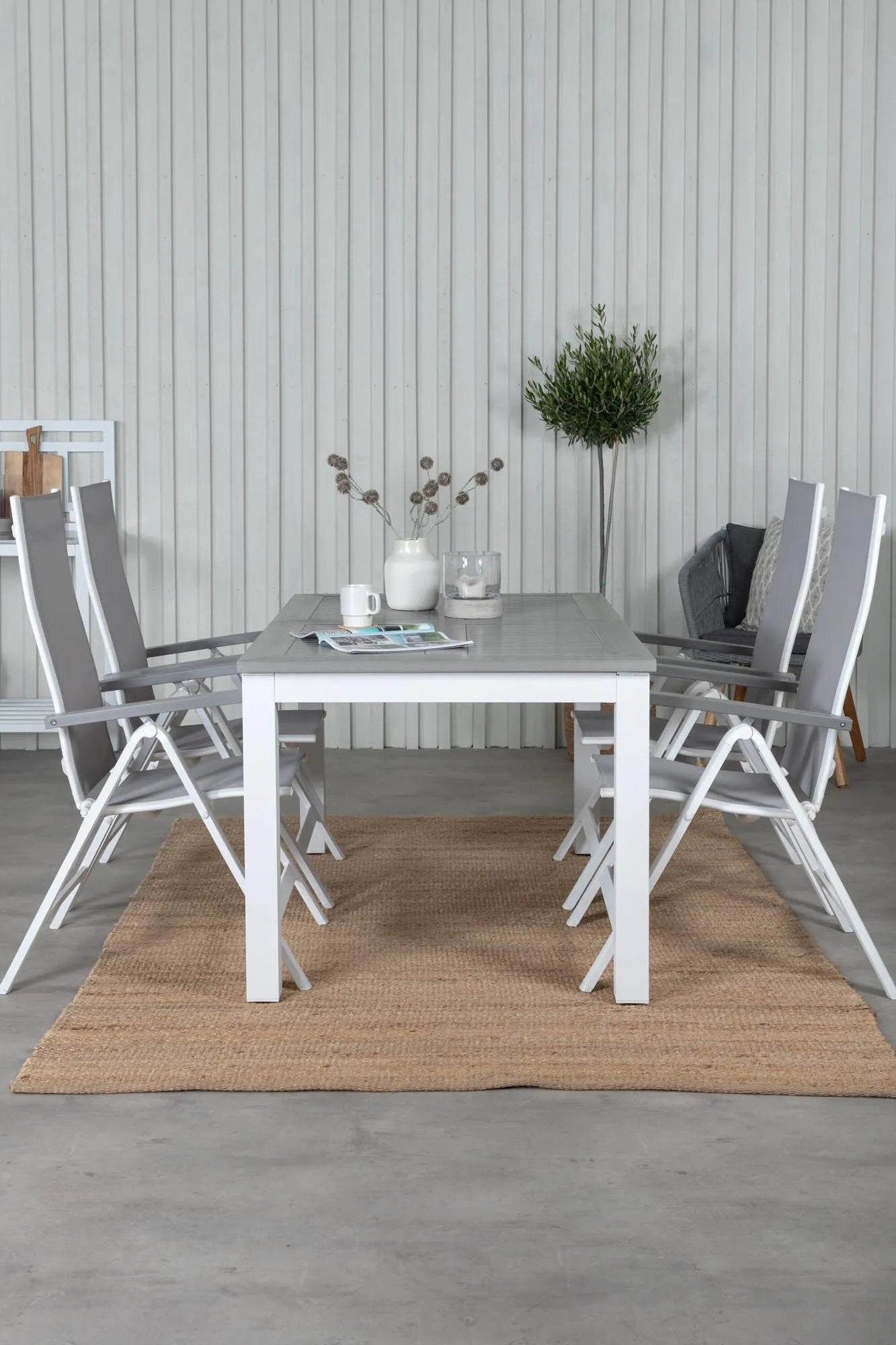 Elegantes Albany Gartenset: 152cm Tisch & 4 Stühle, wetterfest & stilvoll für gesellige Outdoor-Momente.