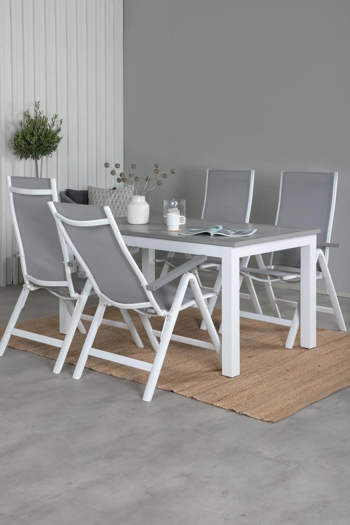 Elegantes Albany Gartenset: 152cm Tisch & 4 Stühle, wetterfest & stilvoll für gesellige Outdoor-Momente.