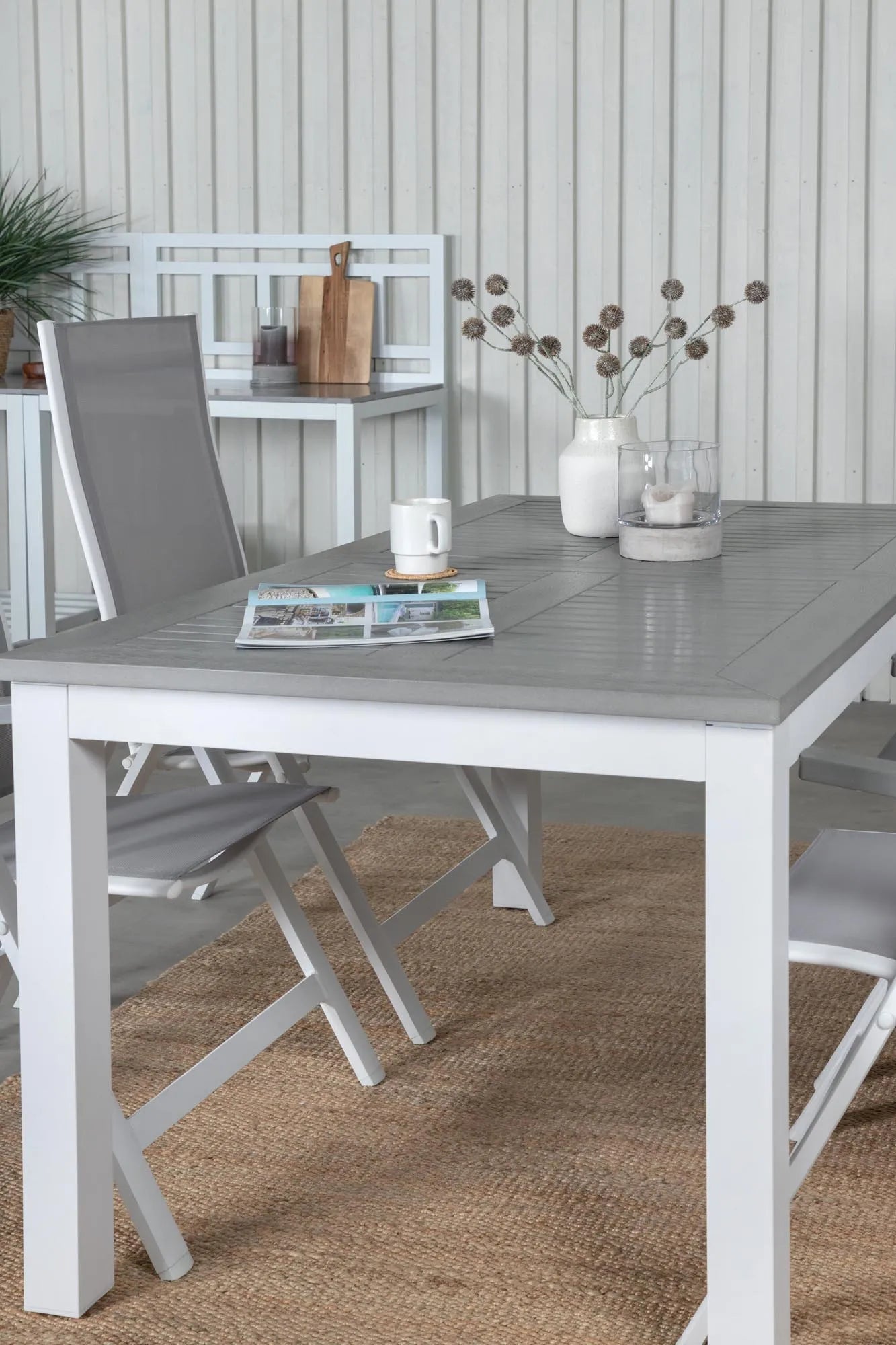 Elegantes Albany Gartenset: 152cm Tisch & 4 Stühle, wetterfest & stilvoll für gesellige Outdoor-Momente.