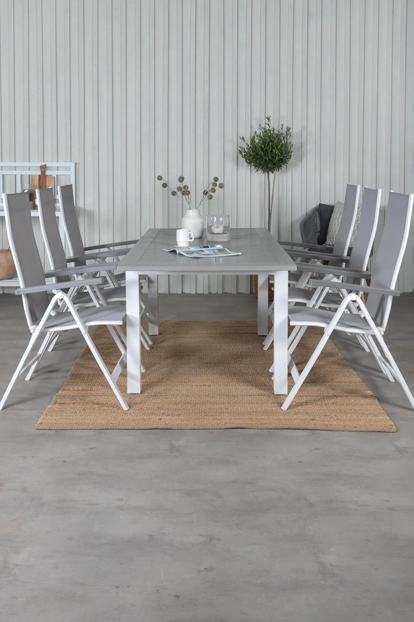 Elegantes Albany Set: Ausziehbarer Tisch & 6 Stühle für draußen.