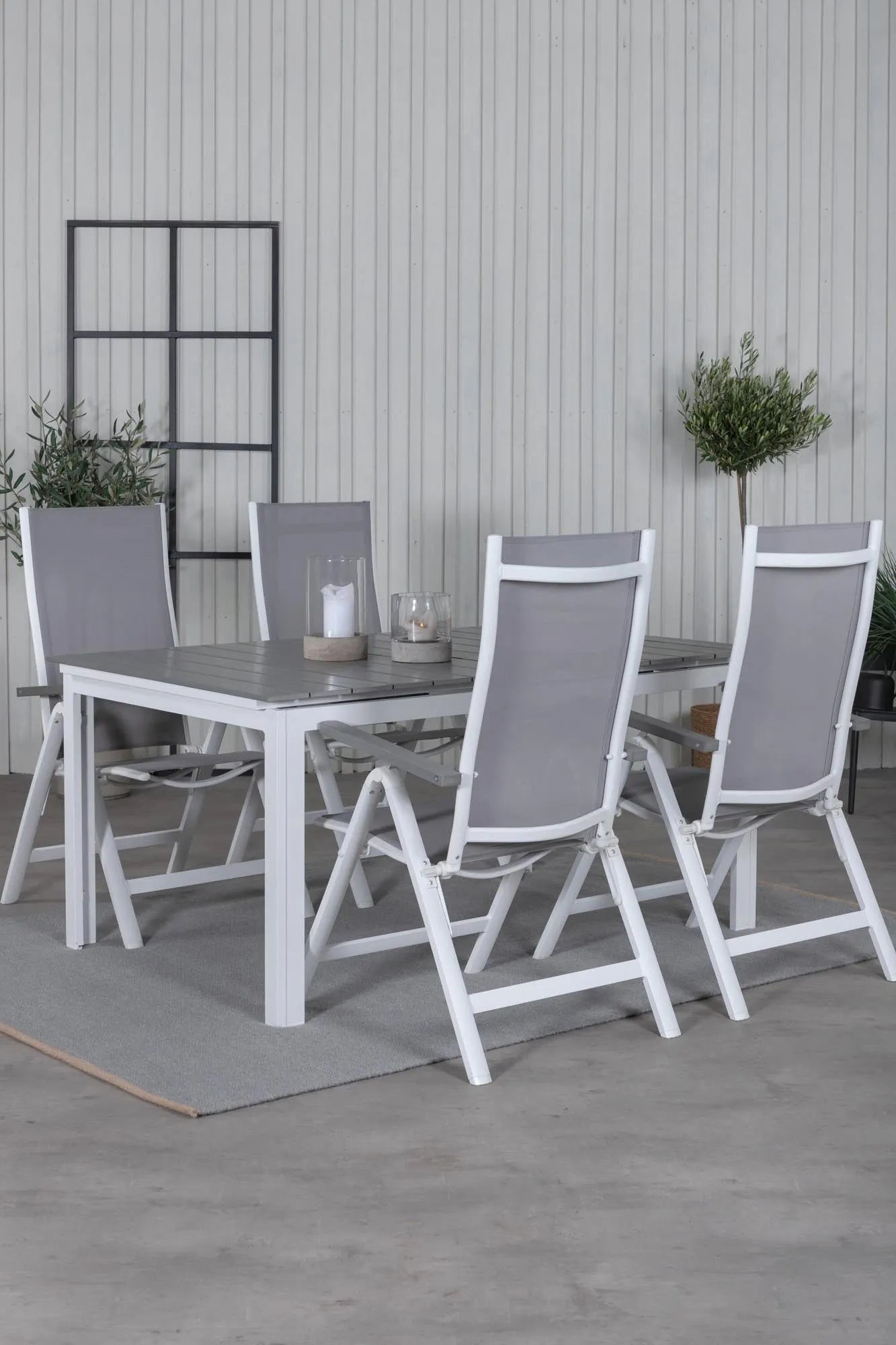 Elegantes Gartentisch-Set mit ausziehbarem Aintwood-Tisch und klappbaren Albany-Stühlen für stilvolle Outdoor-Momente.