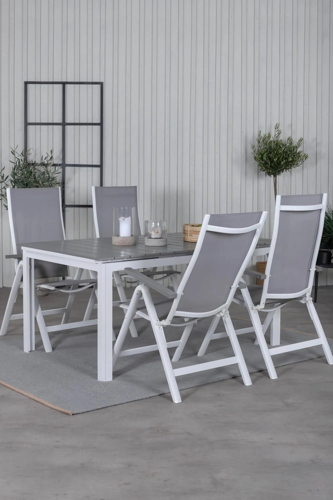 Elegantes Gartentisch-Set mit ausziehbarem Aintwood-Tisch und klappbaren Albany-Stühlen für stilvolle Outdoor-Momente.