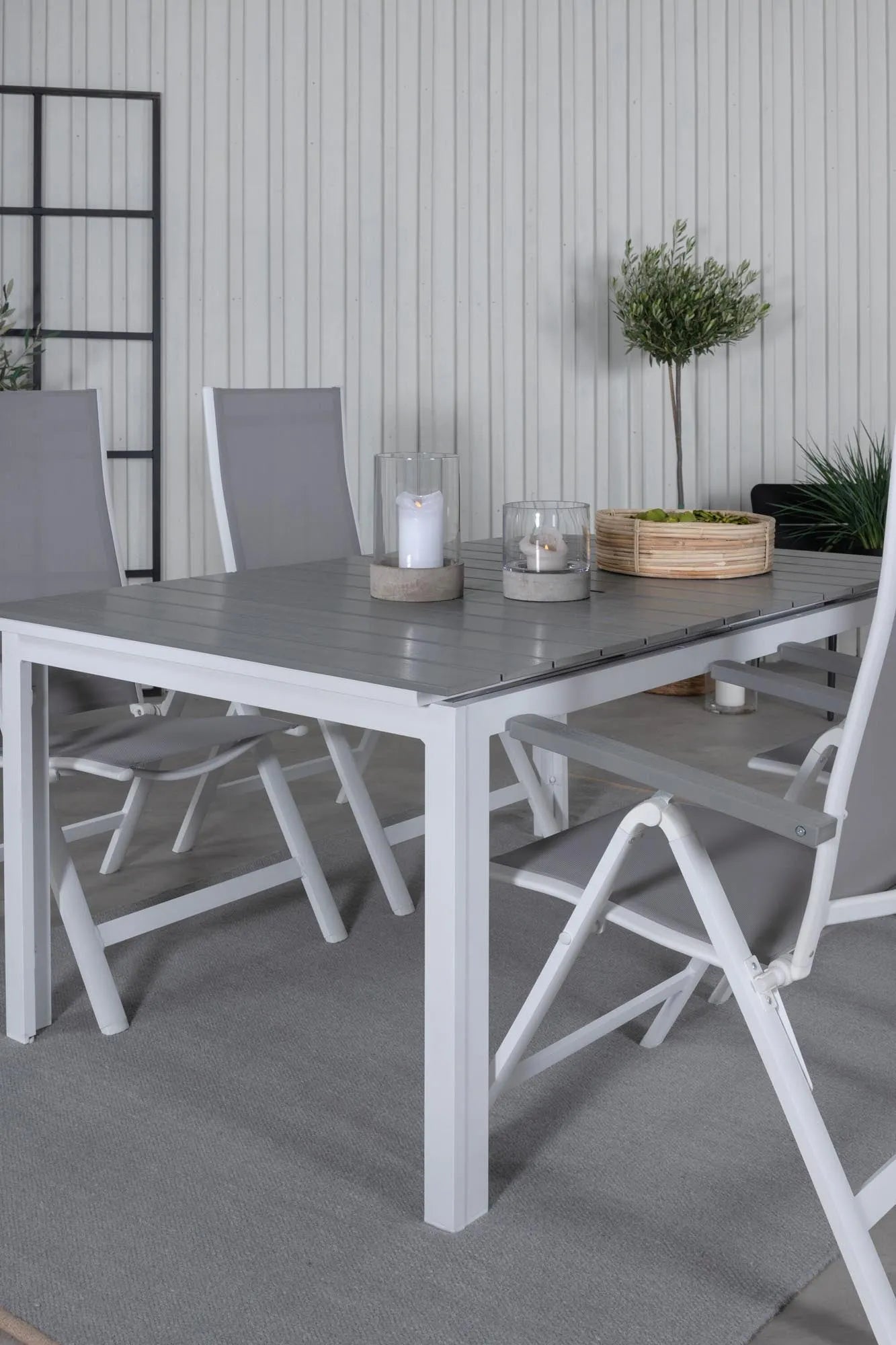 Elegantes Gartentisch-Set mit ausziehbarem Aintwood-Tisch und klappbaren Albany-Stühlen für stilvolle Outdoor-Momente.
