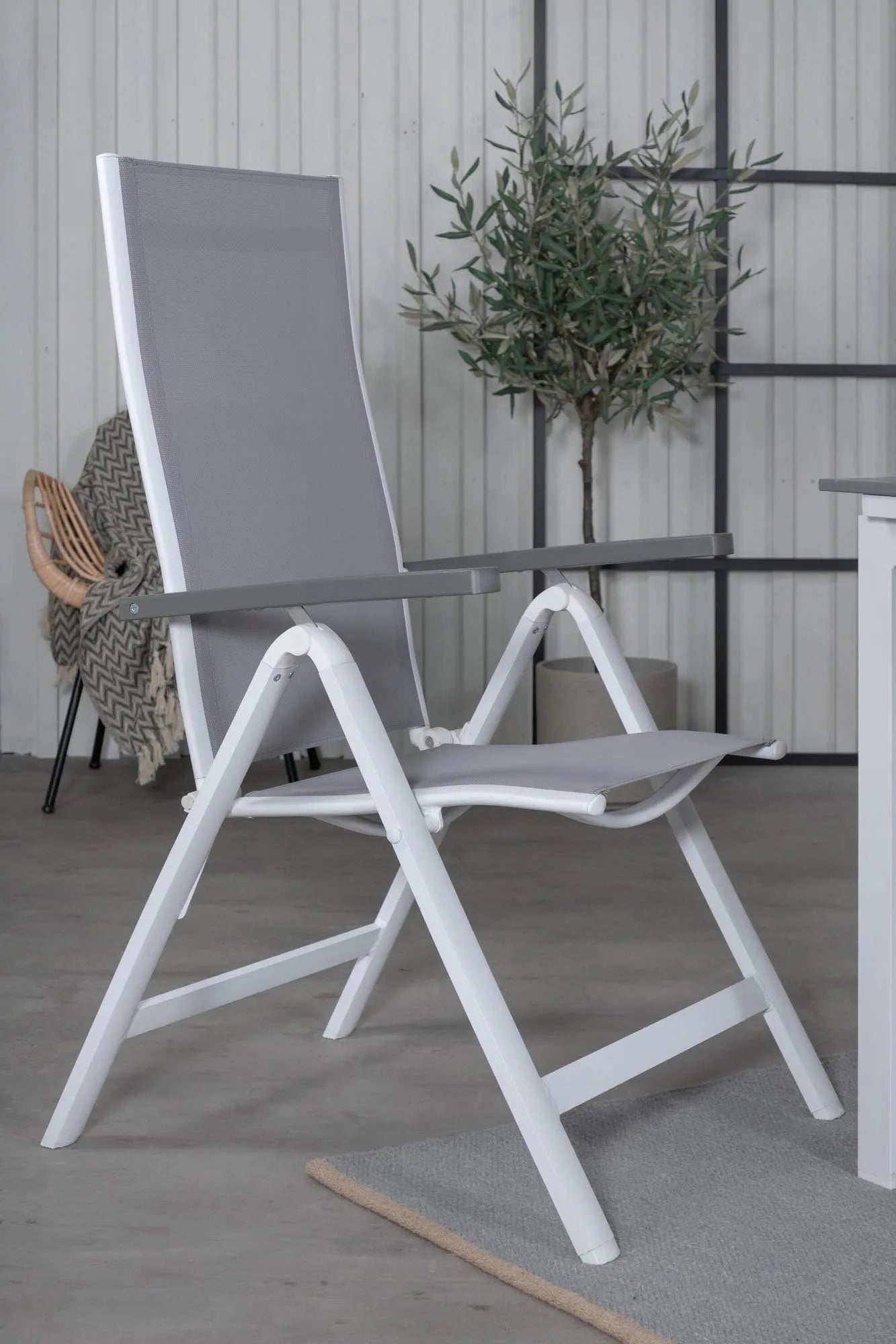 Elegantes Gartentisch-Set mit ausziehbarem Aintwood-Tisch und klappbaren Albany-Stühlen für stilvolle Outdoor-Momente.