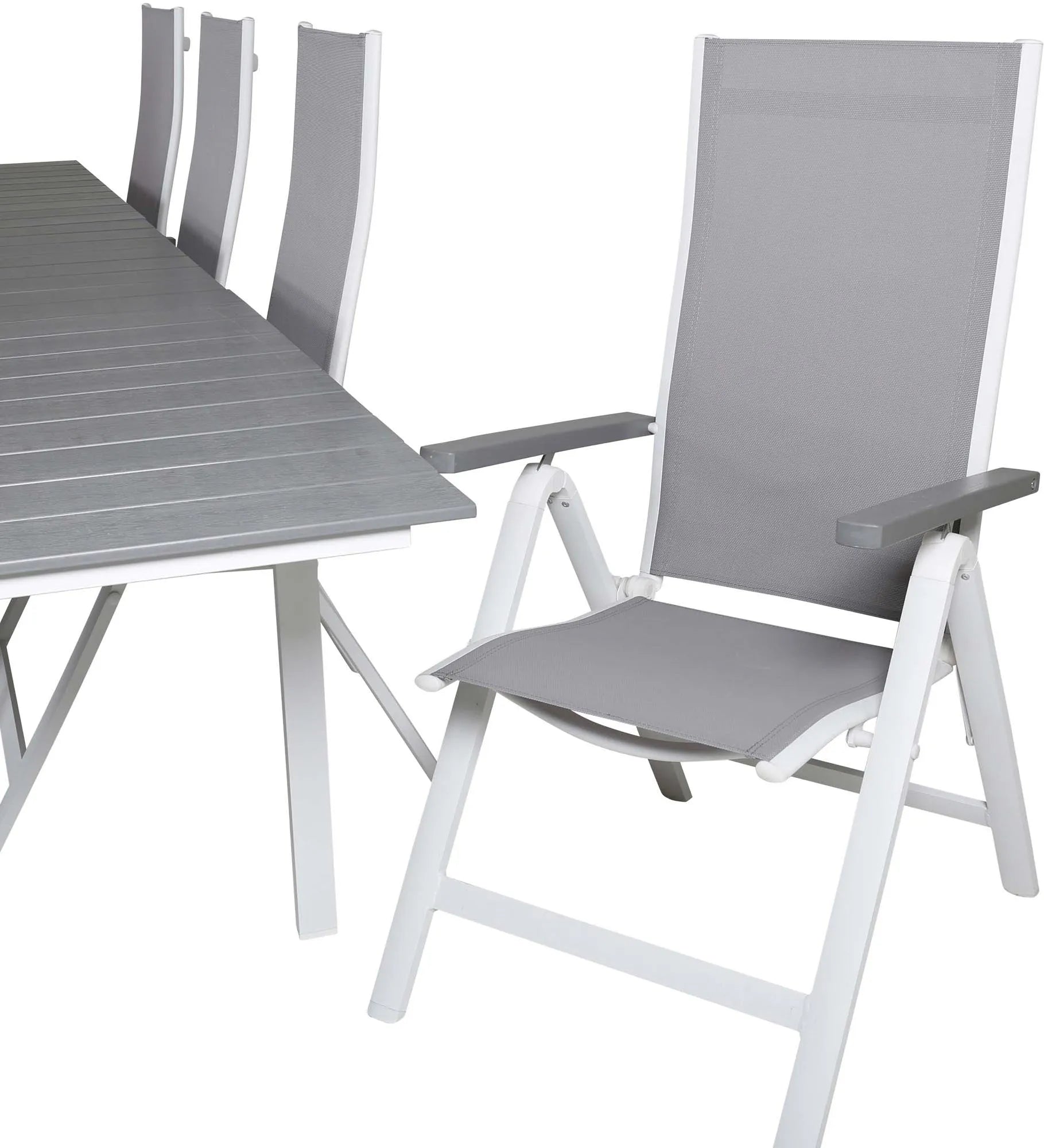 Robustes Outdoor-Set für luxuriöse Entspannung im Freien.