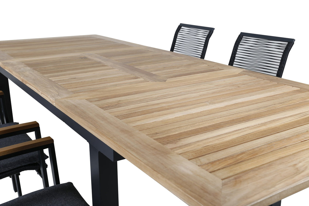 Zwei schwarze Aluminium-Stühle mit Polyester-Bezug und ein rechteckiger, ausziehbarer Teak-Tisch mit schwarzer Tischplatte.