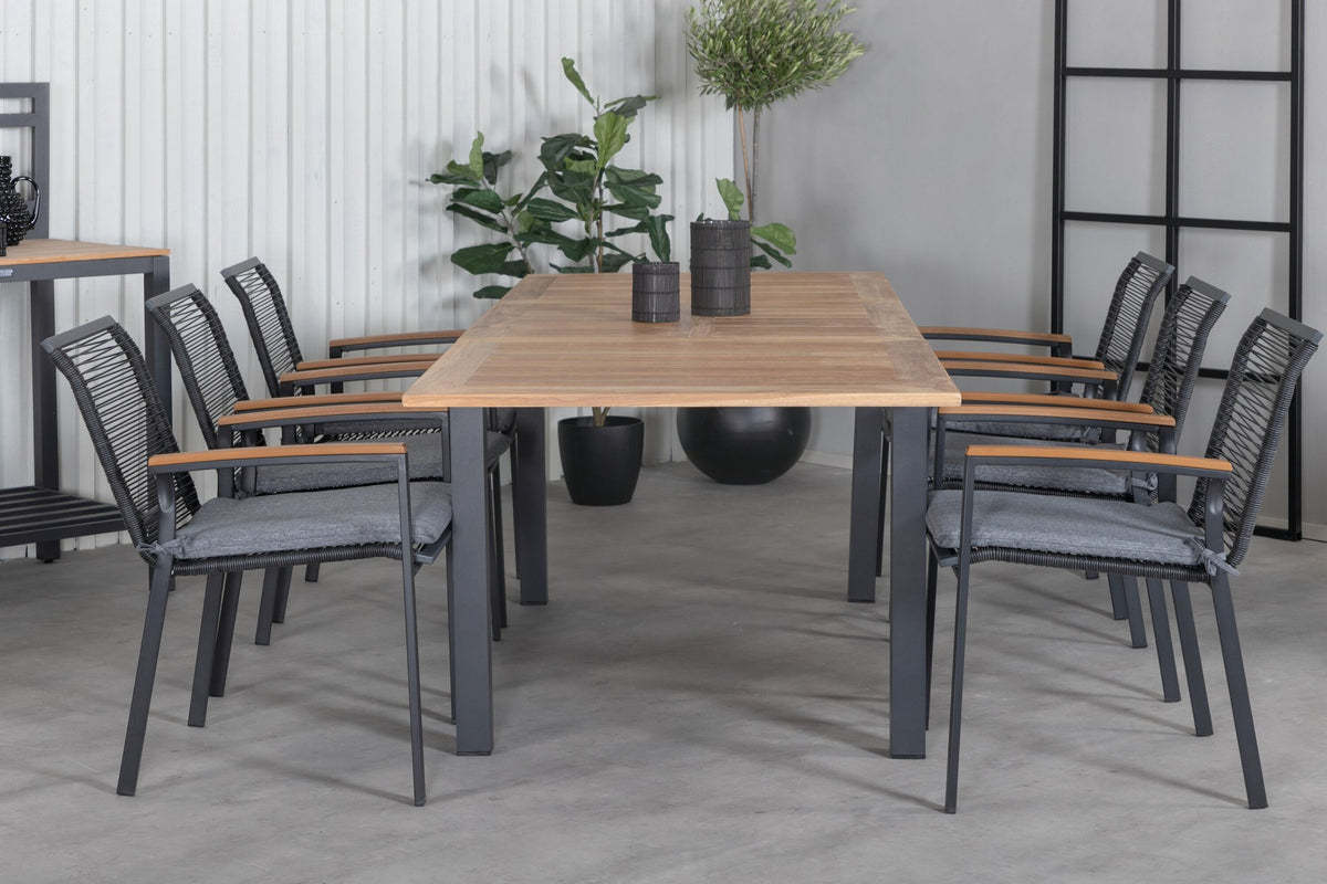 Zwei schwarze Aluminium-Stühle mit Polyester-Bezug und ein rechteckiger, ausziehbarer Teak-Tisch mit schwarzer Tischplatte.