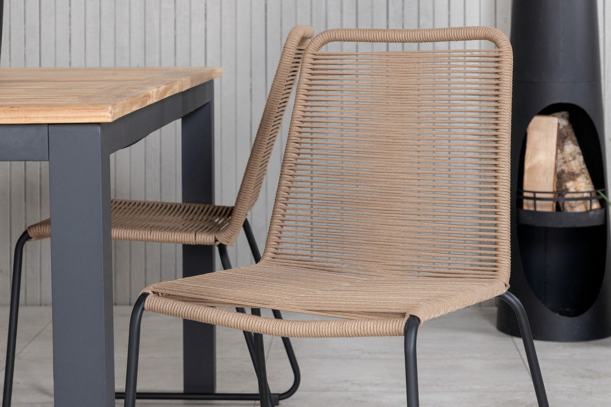 Gartentischset Panama & Lindos von Venture Home: Teak-Tisch mit grauer Platte und Stahlbeinen, dazu Stühle aus Aluminium und Teak in Braun.